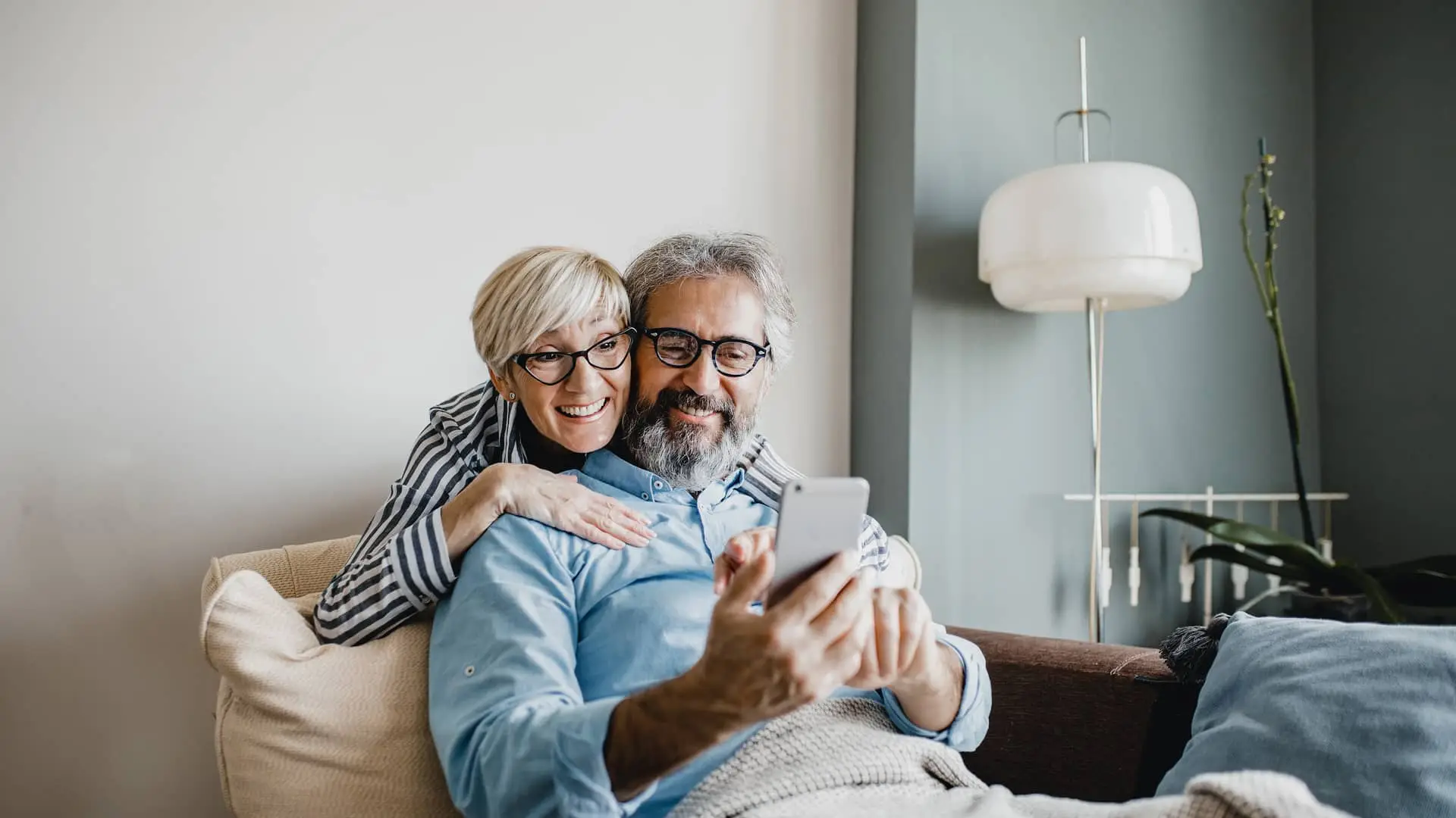 Pareja haciendo confirming factoring de sabadell Pareja haciendo confirming factoring de sabadell