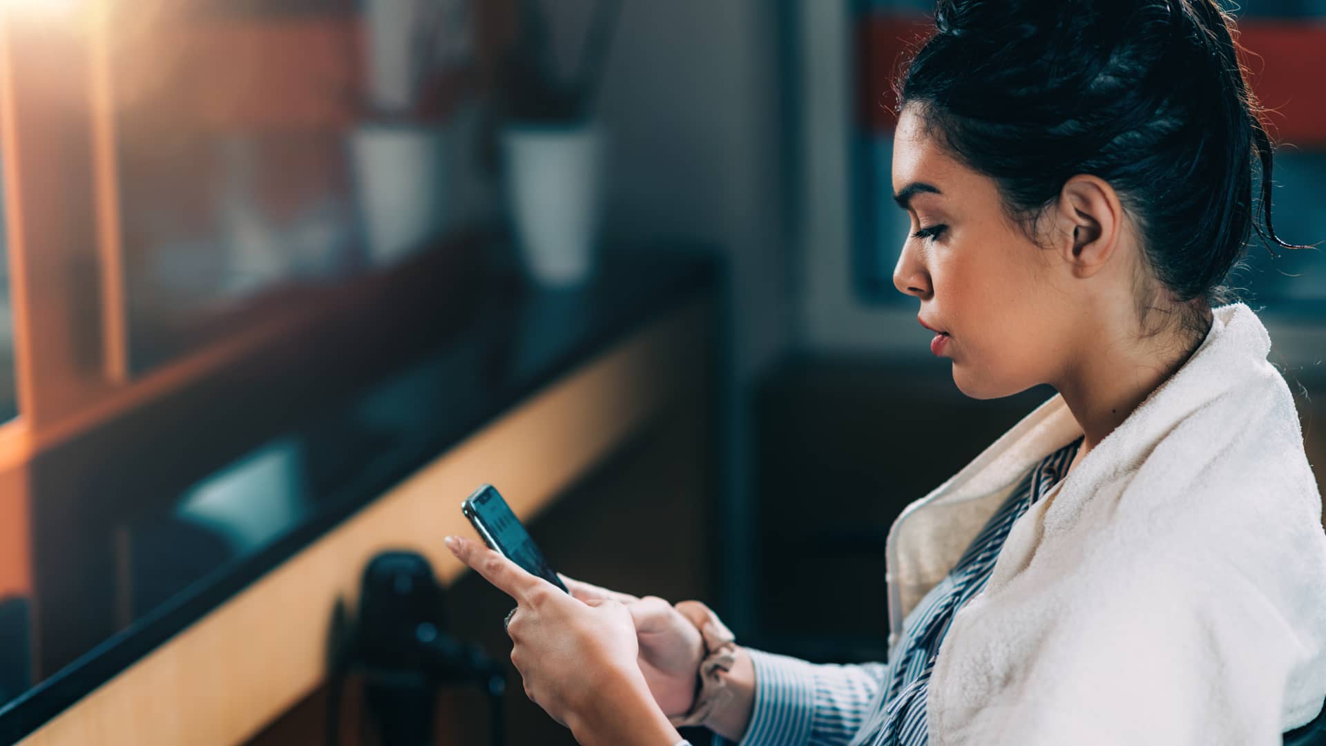 Mujer viendo sus cuentas sabadell en su smartphone Mujer viendo sus cuentas sabadell en su smartphone