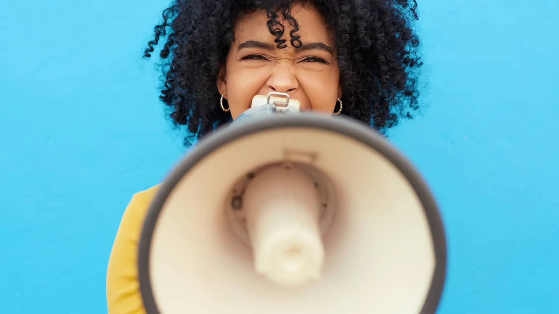 Joven con megáfono dando su opinión sobre banco sabadell