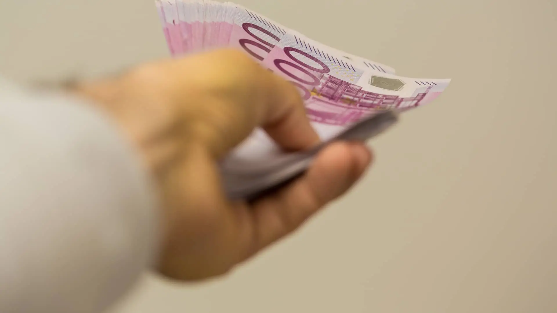 Persona entregando dinero de prestamo sabadell Persona entregando dinero de prestamo sabadell