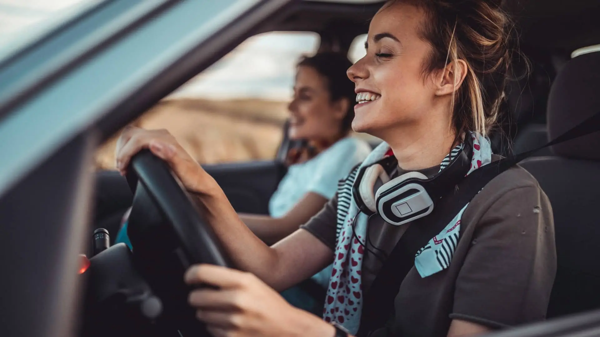 Jovencita conduciendo su coche asegurado con sabadell Jovencita conduciendo su coche asegurado con sabadell
