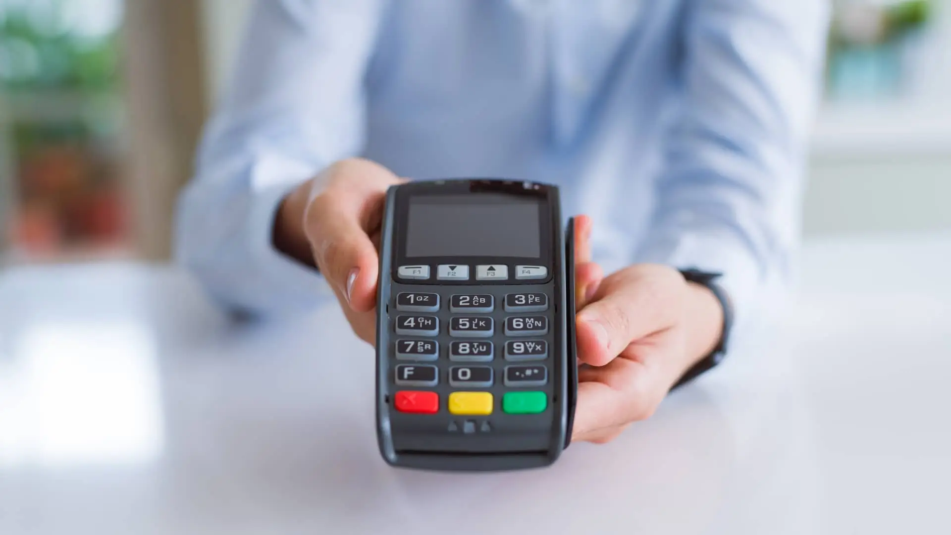 Hombre ofreciendo tpv para que realicen el pago Hombre ofreciendo tpv para que realicen el pago