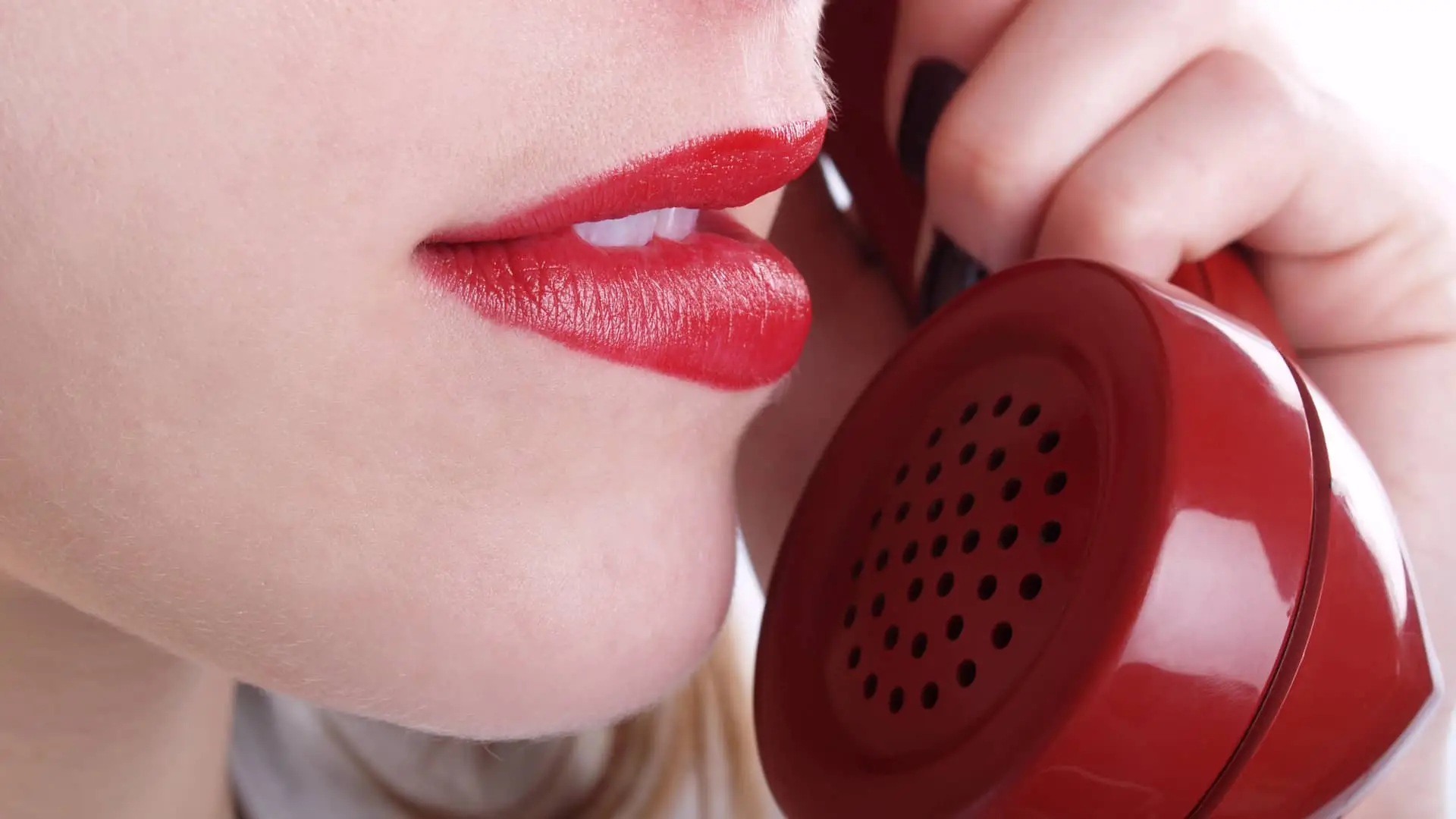 Teleoperadora de atención al cliente banco santander atendiendo llamada Teleoperadora de atención al cliente banco santander atendiendo llamada