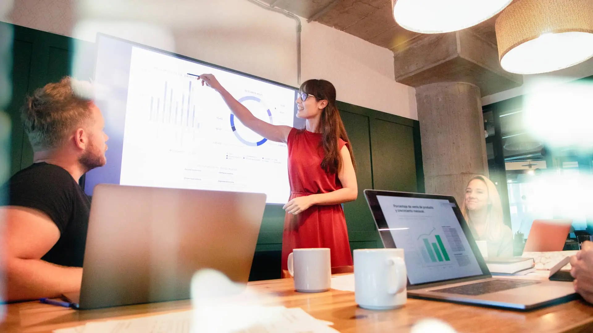 Profesora de escuela de negocios representa a santander empresas Profesora de escuela de negocios representa a santander empresas