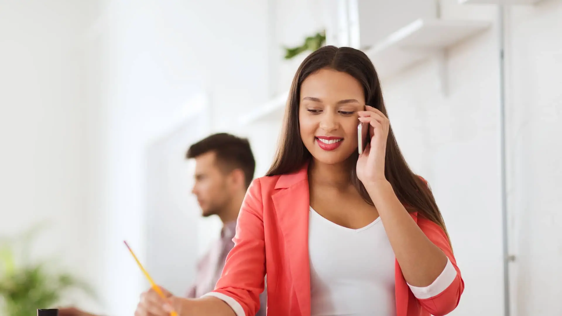 Mujer hablando con su asesor para reclamar gastos de hipoteca