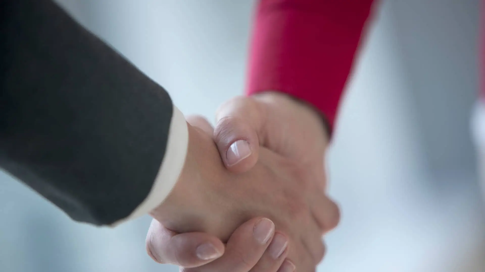 Estrechar las manos como simbolo de acuerdo en subrogación banco santander Estrechar las manos como simbolo de acuerdo en subrogación banco santander