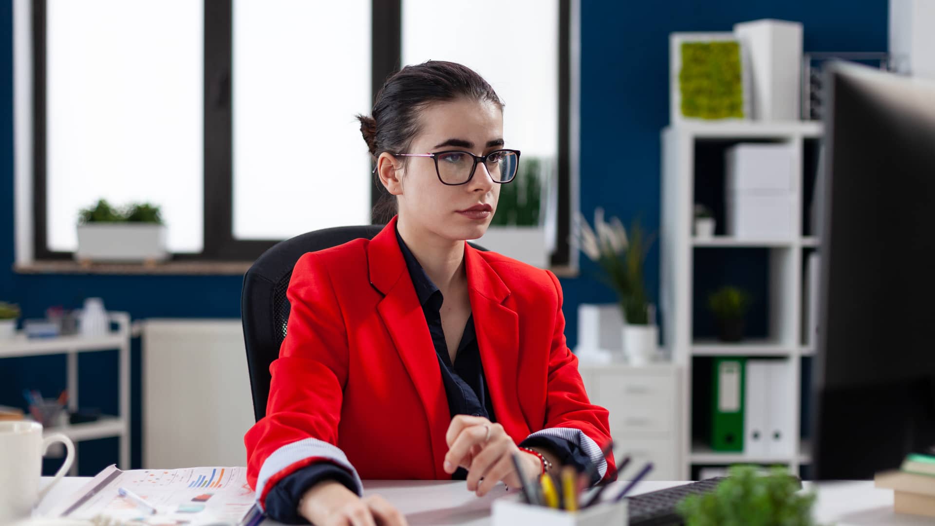 Mujer realizando transferencia bancaria con banco santander desde su ordenador Mujer realizando transferencia bancaria con banco santander desde su ordenador