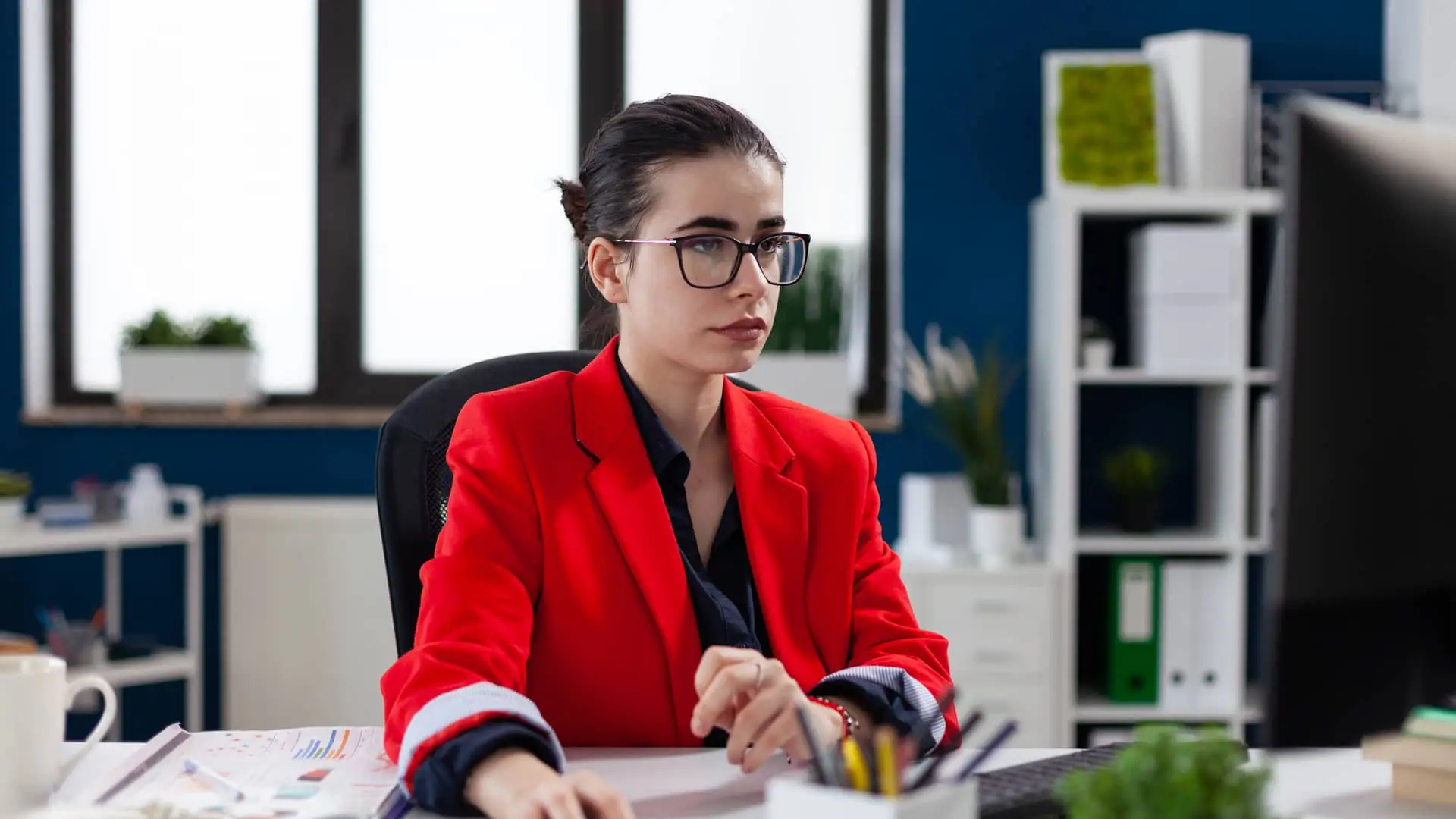 Mujer realizando transferencia bancaria con banco santander desde su ordenador