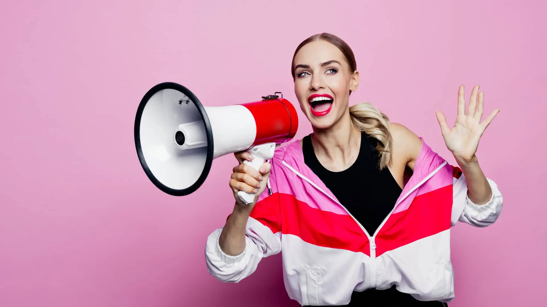 Mujer con megáfono dando su opinión sobre self bank
