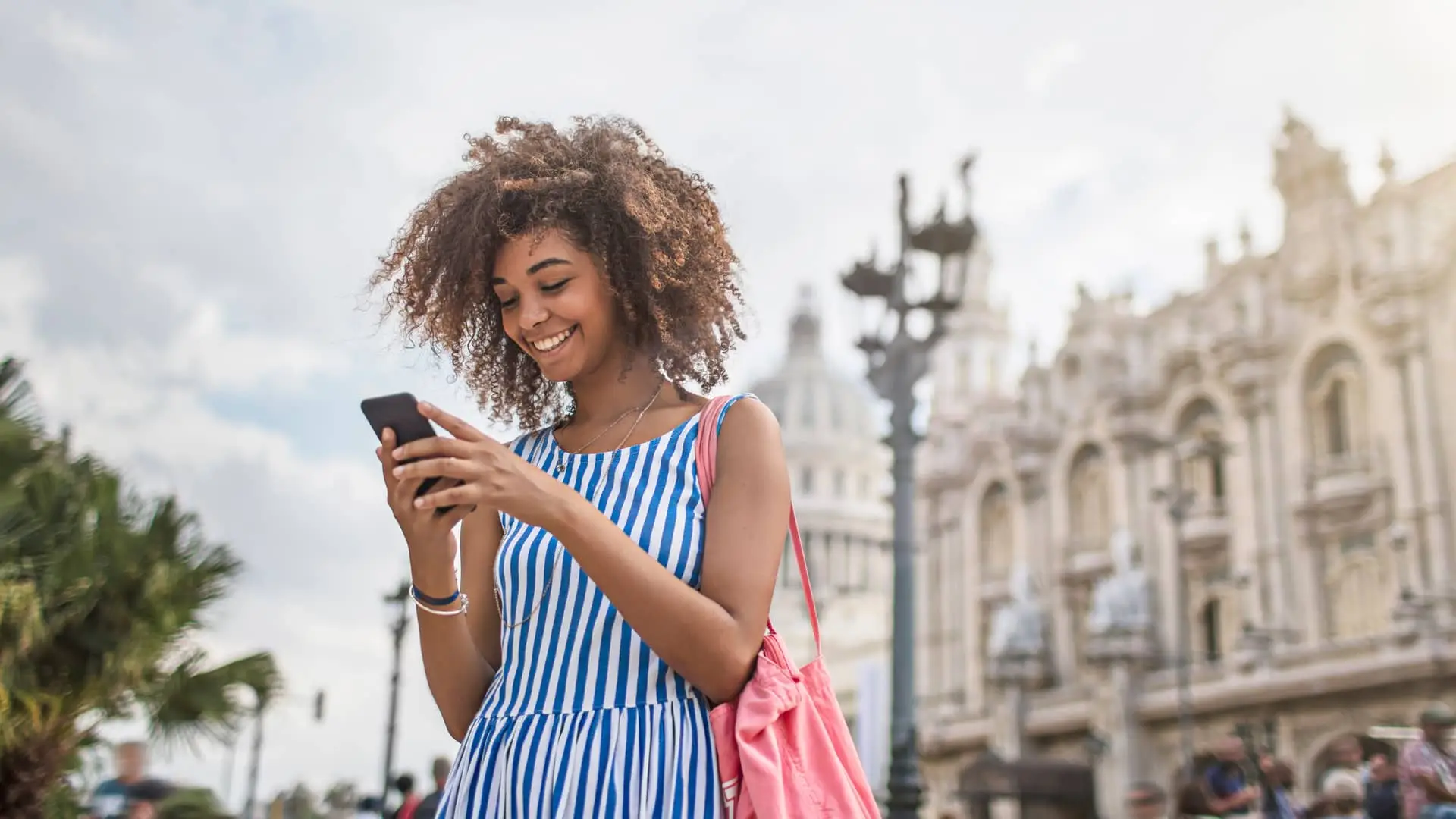 Joven viendo sus cuentas en su smartphone Joven viendo sus cuentas en su smartphone