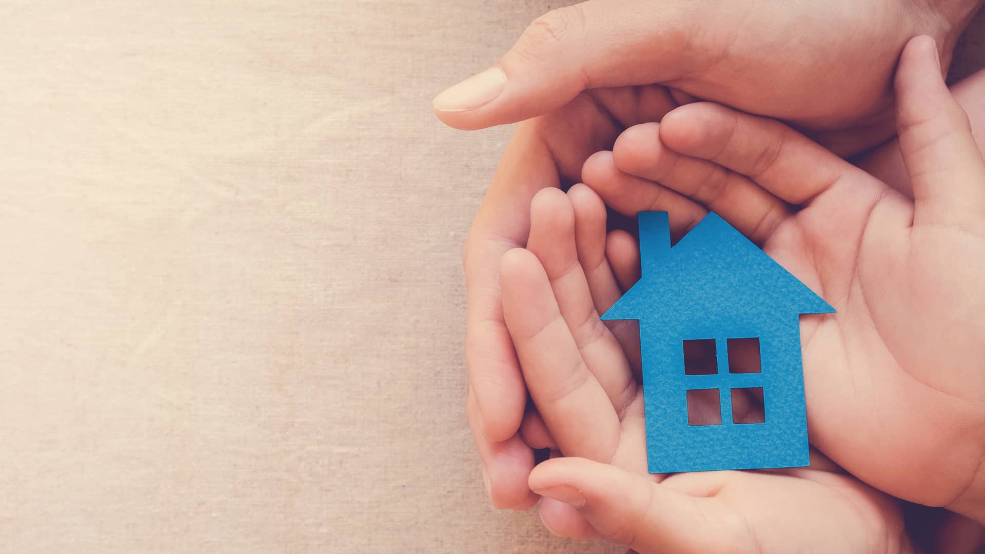 Familia con símbolo de una casa entre las manos representa hipotecas targobank