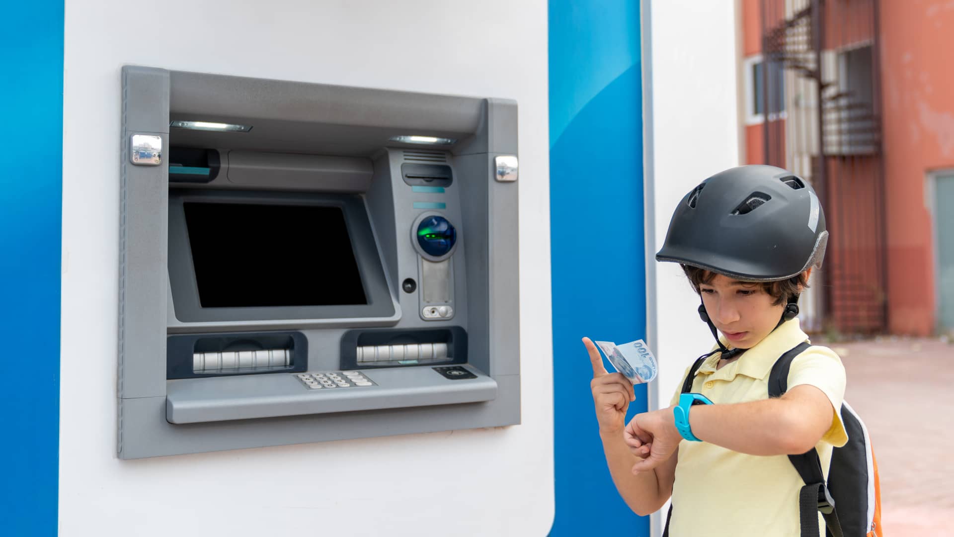 Joven frente a cajero automatico de oficina targobank
