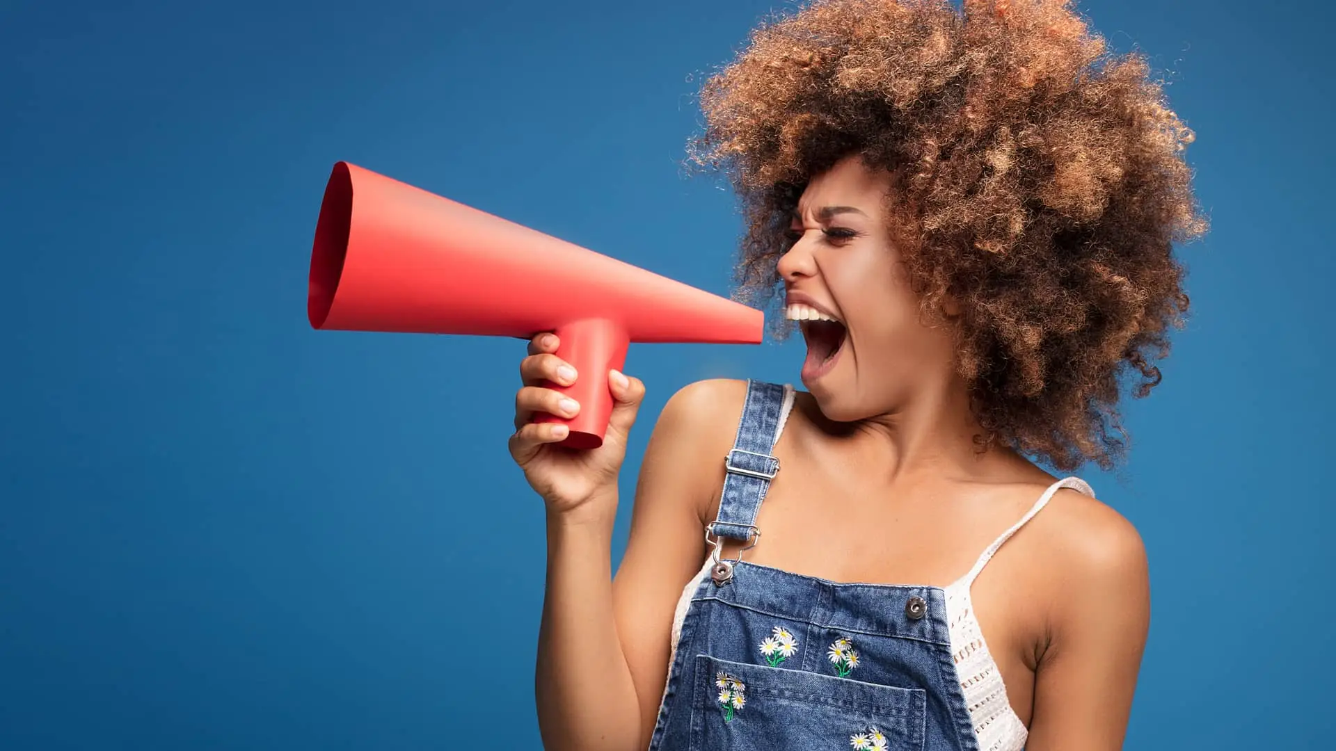 Mujer usando el megáfono para dar su opinión sobre targobank