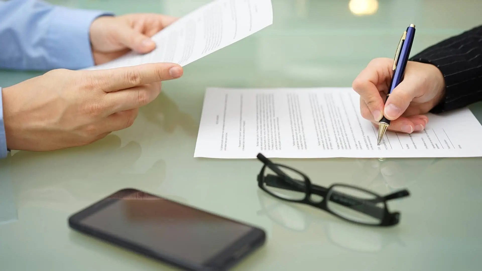 Hombre firmando contrato de hipoteca de triodos bank Hombre firmando contrato de hipoteca de triodos bank