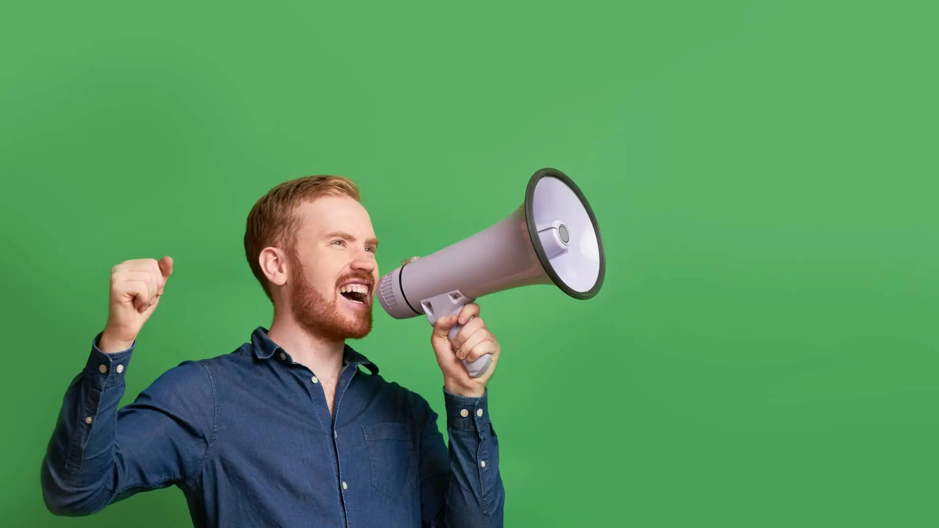 Hombre con megáfono dando su opinión sobre triodos bank