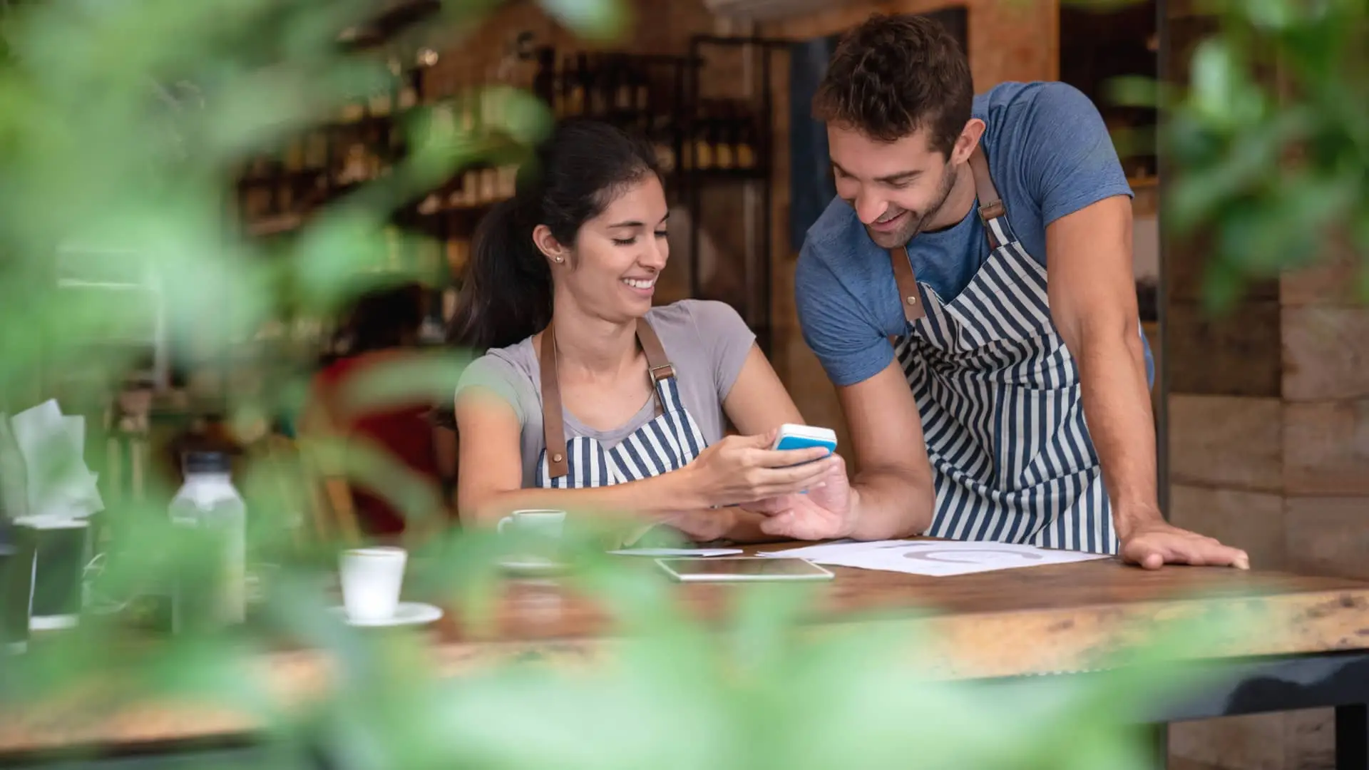 Trabajadores realizando confirming factoring de unicaja Trabajadores realizando confirming factoring de unicaja