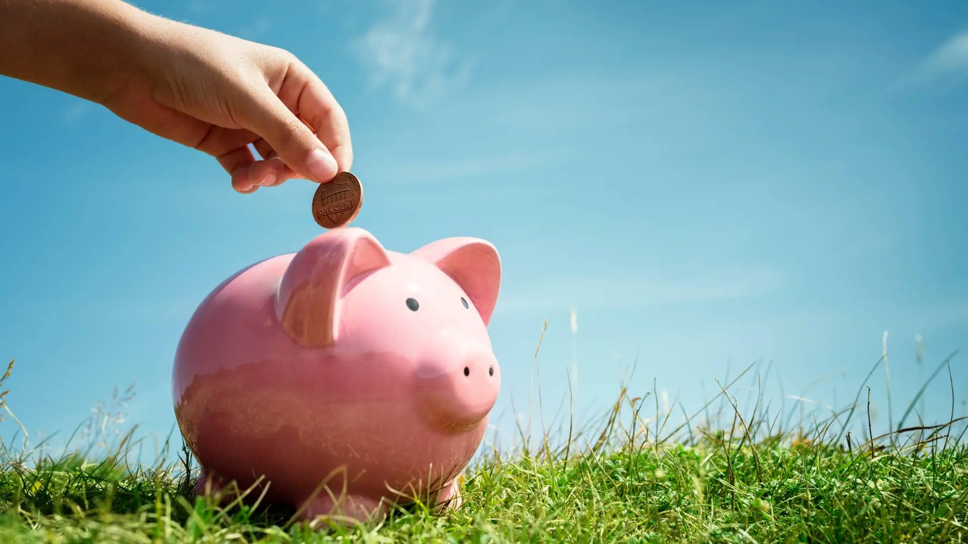 Persona introduciendo moneda en hucha como si de depósito unicaja se tratase Persona introduciendo moneda en hucha como si de depósito unicaja se tratase