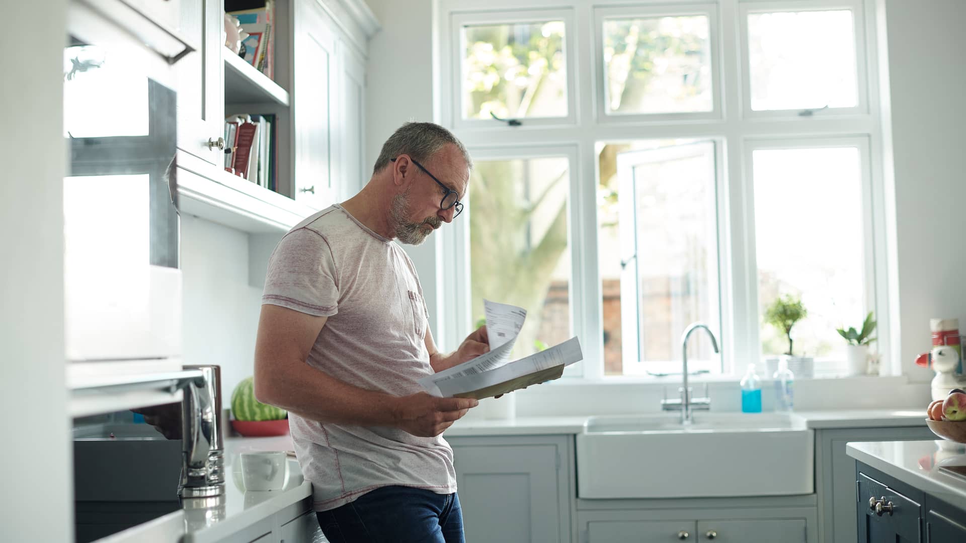 Hombre leyendo carta de domiciliación de nómina unicaja