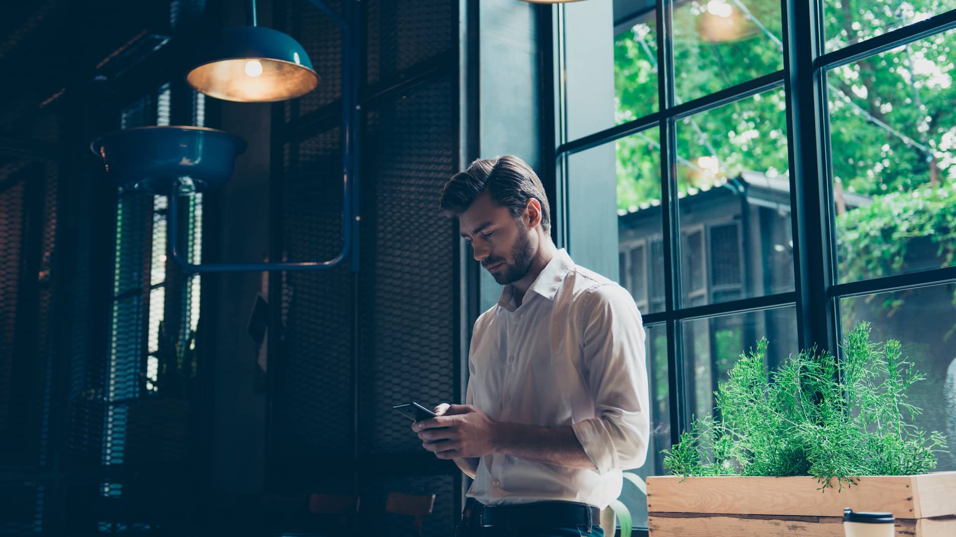 Hombre viendo sus cuenta en unicaja de manera online con su smartphone Hombre viendo sus cuenta en unicaja de manera online con su smartphone