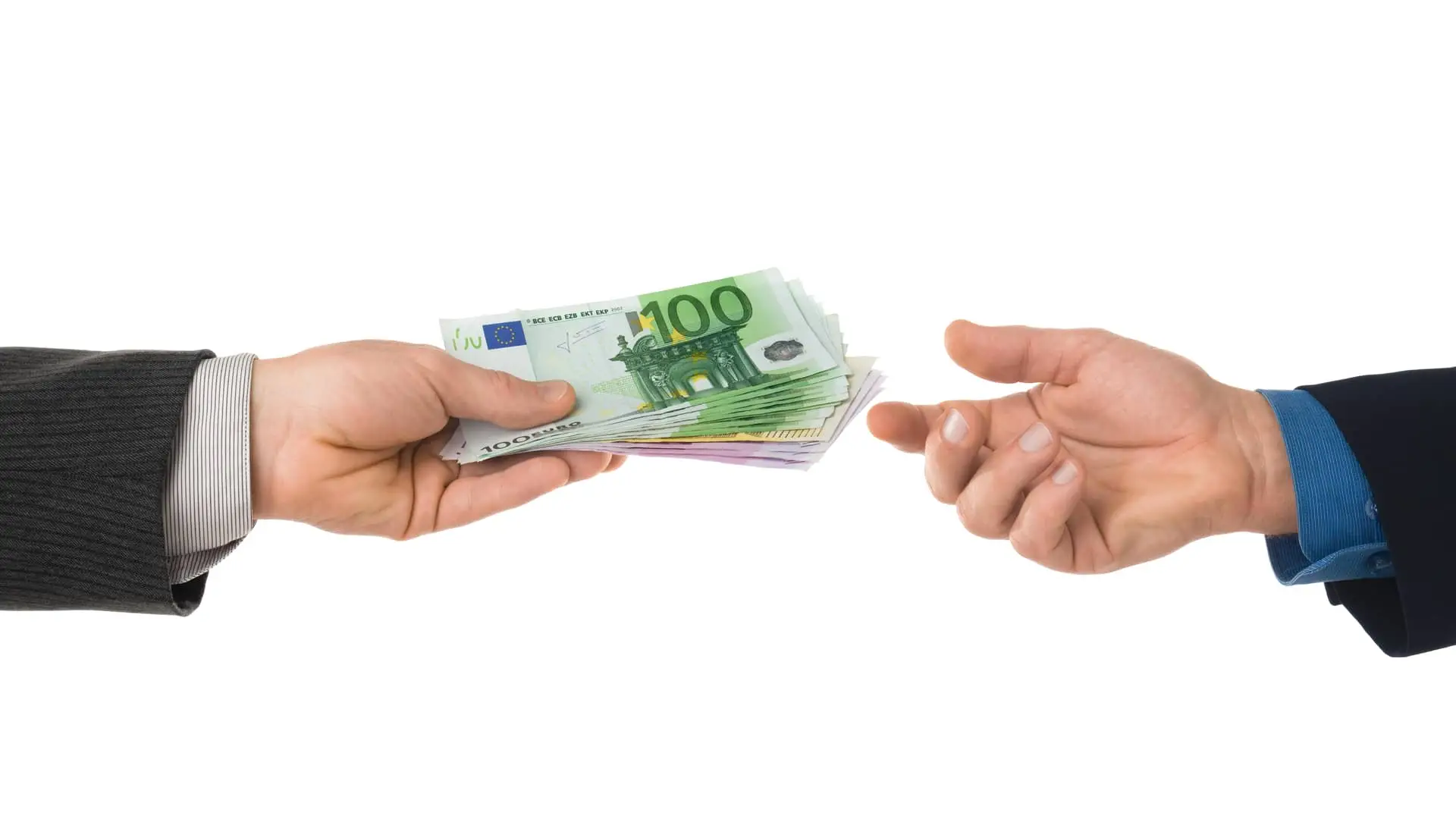 Persona ofreciendo préstamo de dinero a otra persona Persona ofreciendo préstamo de dinero a otra persona