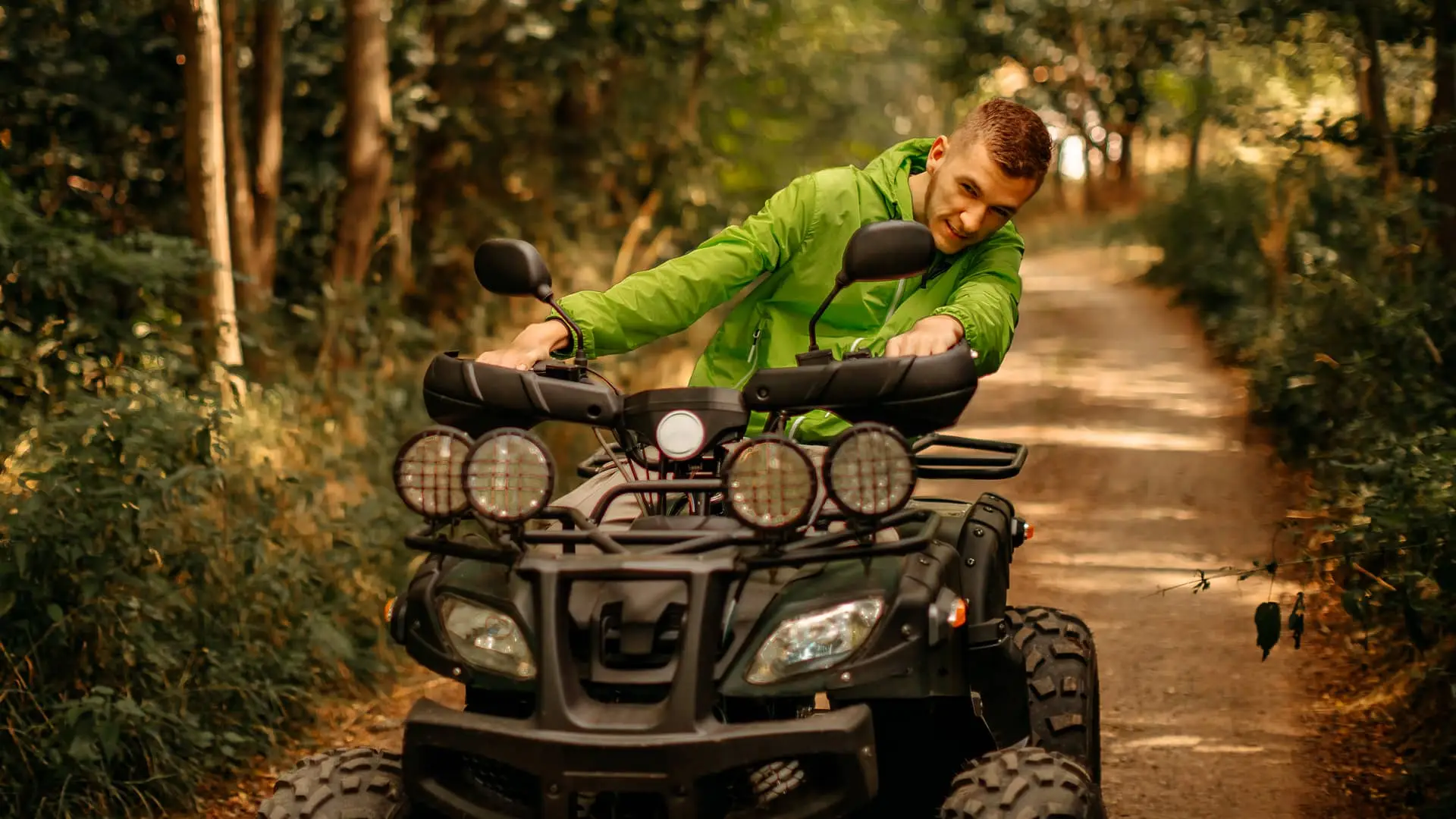 Joven conducineod su nuevo quad el cual ha hecho un seguro con unicaja