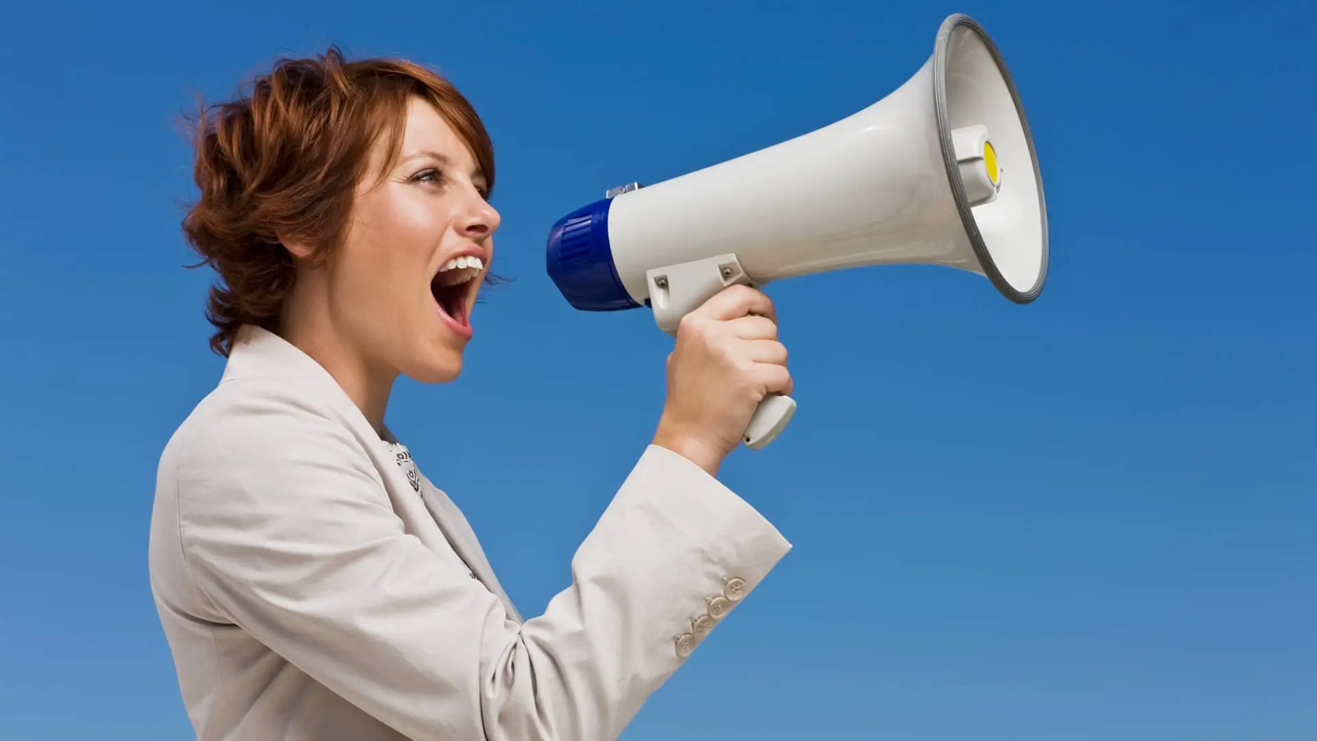 Mujer con megáfono dando su opinión sobre wise