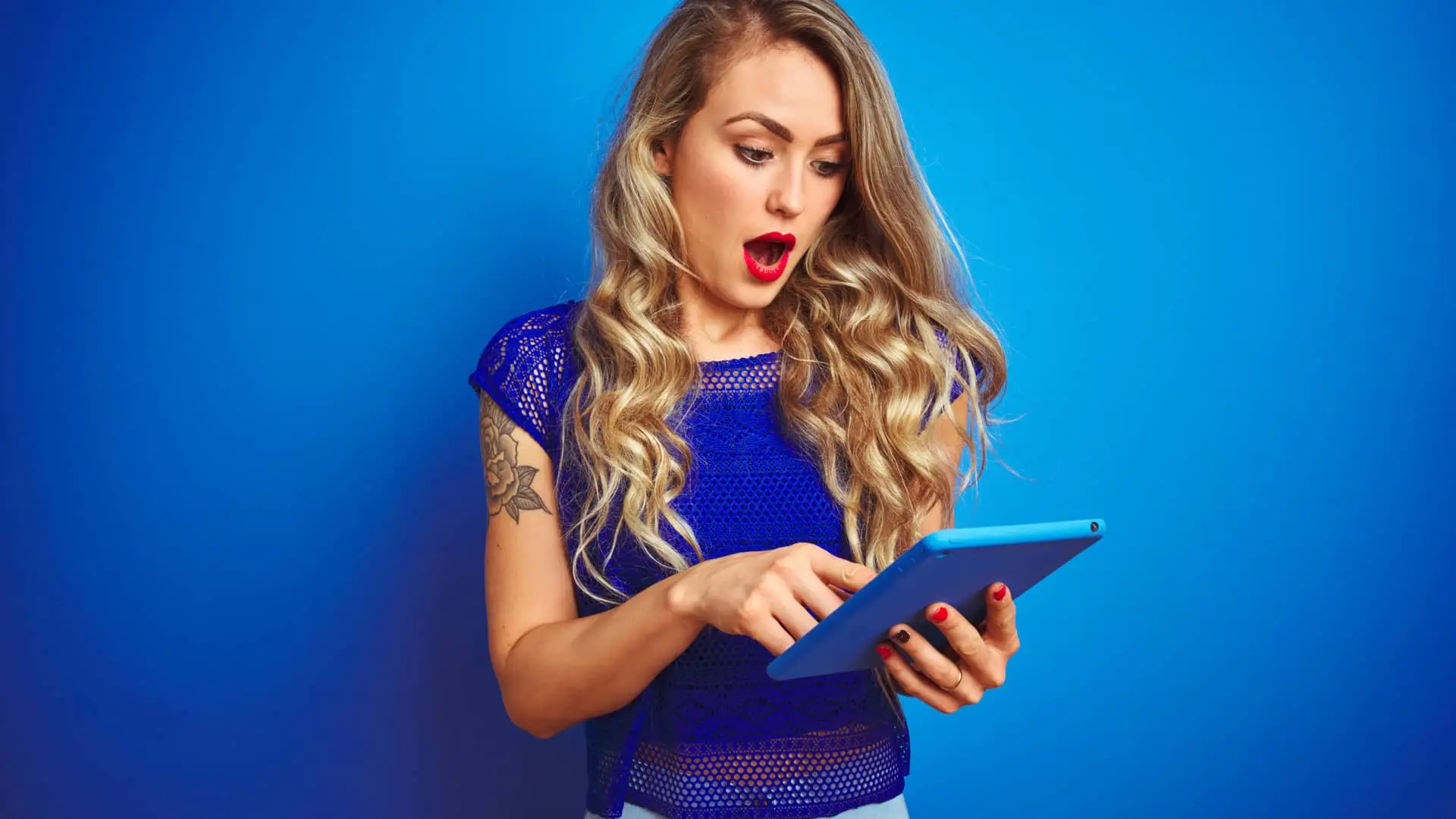 Mujer sorprendida al ver sus cuentas wizink online Mujer sorprendida al ver sus cuentas wizink online