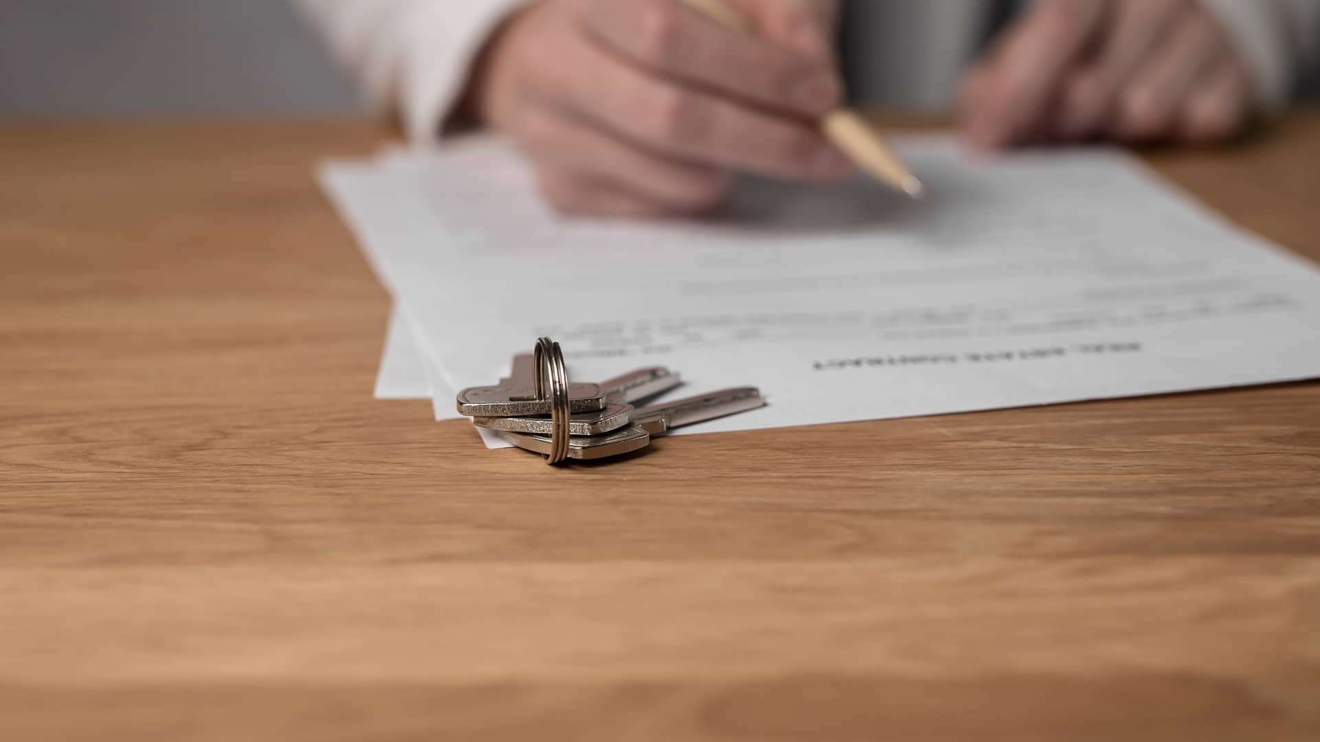 Hombre revisando los papeles de la declaración de la renta para ver como desgrava su vivienda. Hombre revisando los papeles de la declaración de la renta para ver como desgrava su vivienda.