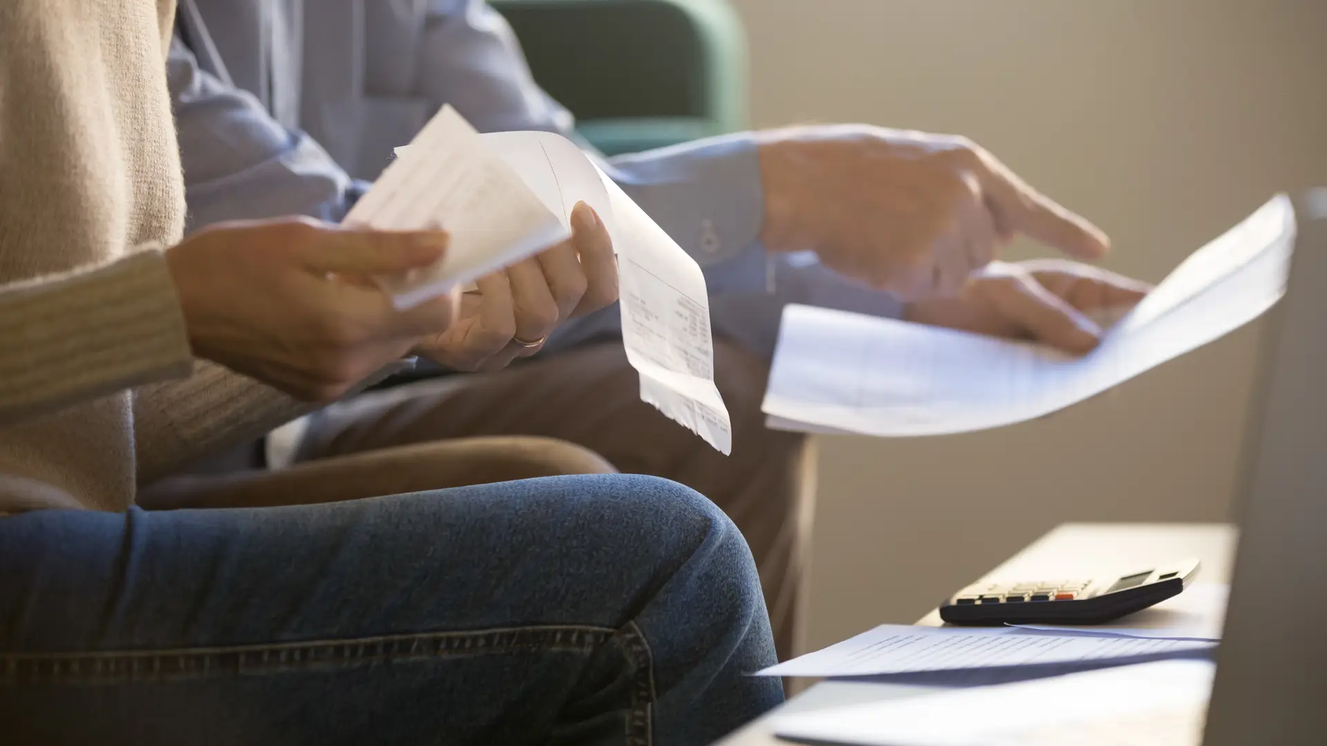 Una pareja preparando el papeleo para las desgravaciones y deducciones de la declaración de la renta. Una pareja preparando el papeleo para las desgravaciones y deducciones de la declaración de la renta.