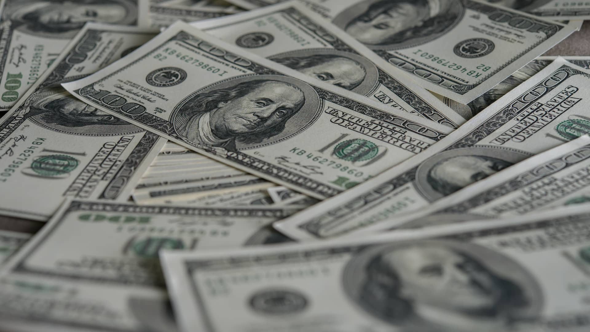 Billetes de dólares simbolizan fondos inversión dólares