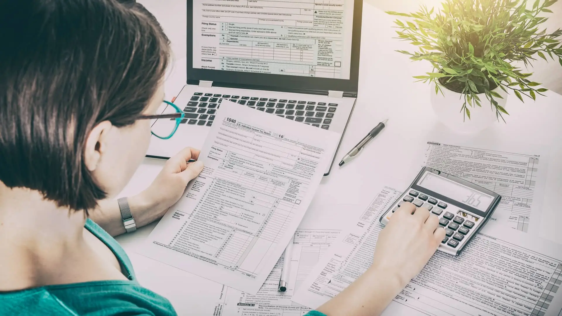 Mujer haciendo calculas de las fiscalidad de su inversión Mujer haciendo calculas de las fiscalidad de su inversión