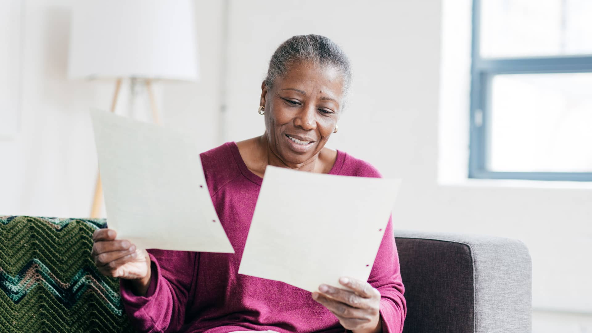 Mujer leyendo documentos de herencia Mujer leyendo documentos de herencia