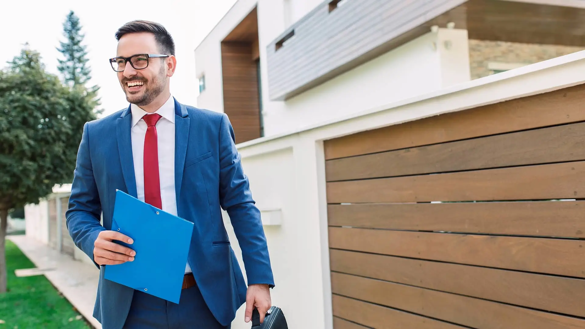 Fachada de edificio repleto de apartamentos simboliza las posibilidades de los fondos de inversión inmobiliaria Fachada de edificio repleto de apartamentos simboliza las posibilidades de los fondos de inversión inmobiliaria