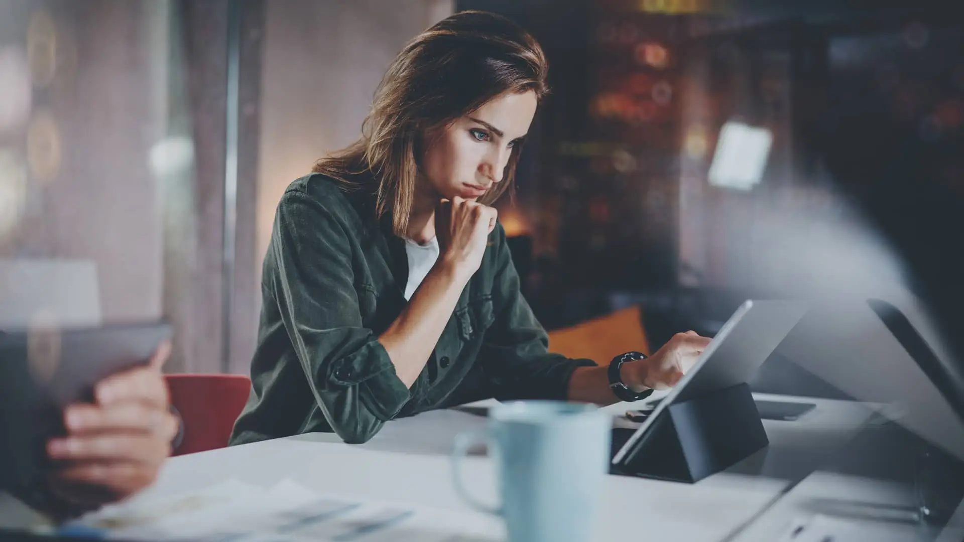 Mujer estudiando cuales son los mejores fondos de inversión Mujer estudiando cuales son los mejores fondos de inversión
