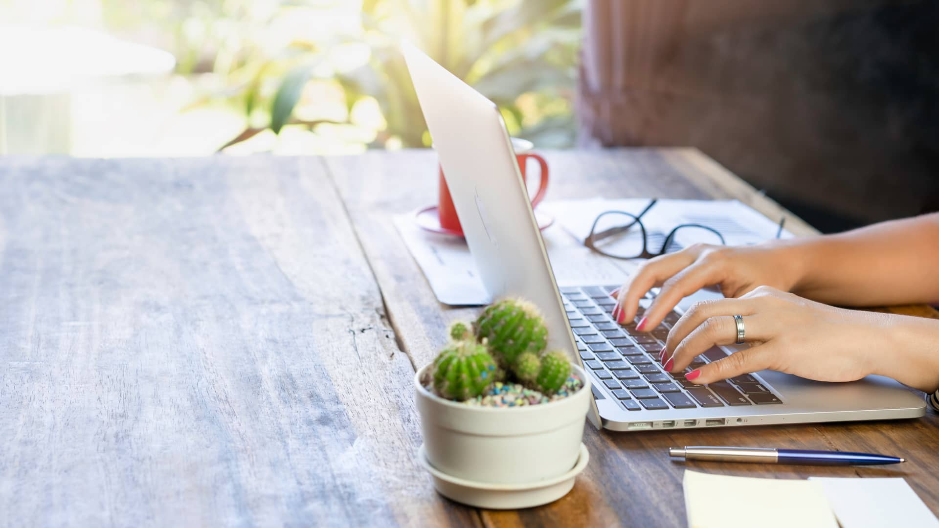 Mujer informandose sobre inversiones mixtos en su laptop Mujer informandose sobre inversiones mixtos en su laptop