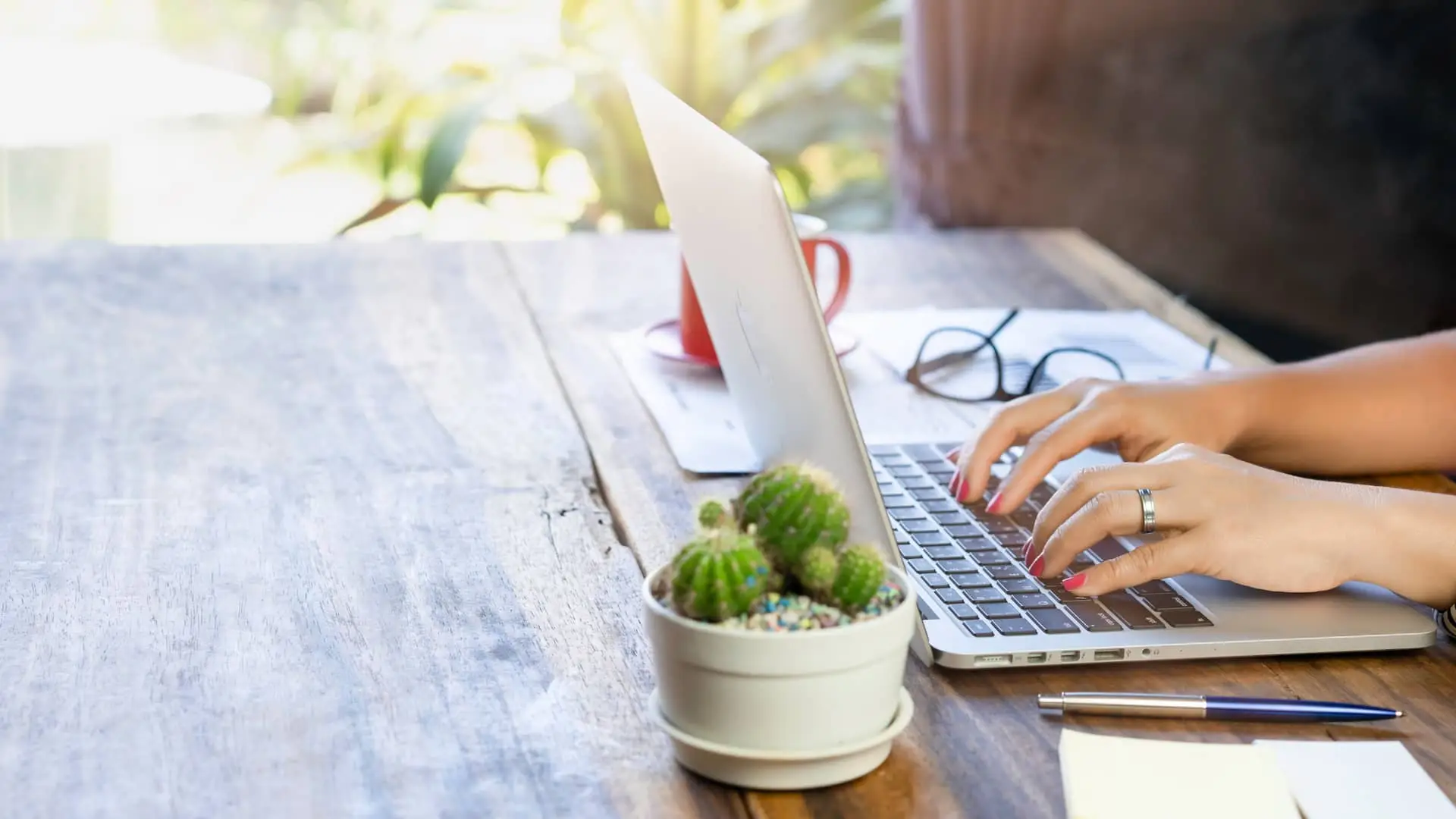 Mujer informandose sobre inversiones mixtos en su laptop Mujer informandose sobre inversiones mixtos en su laptop