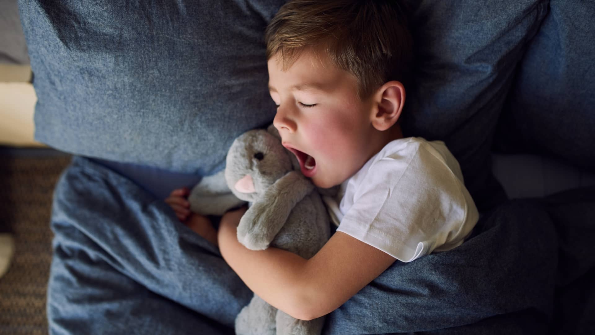 Niño bostezando el cual tiene una cuenta de inversión