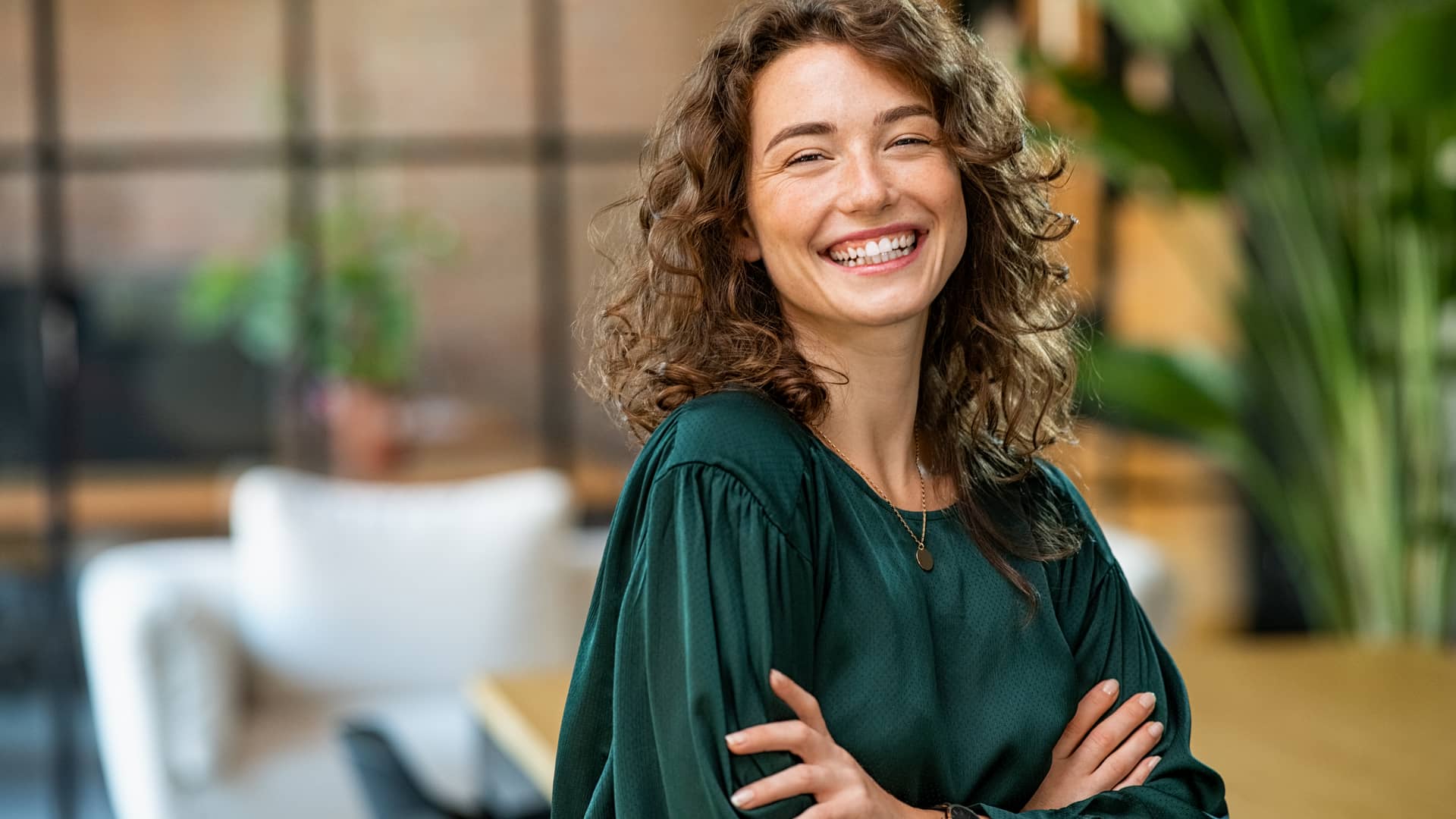 Mujer sonriente y segura de su inversión gracias a su retorno absoluto