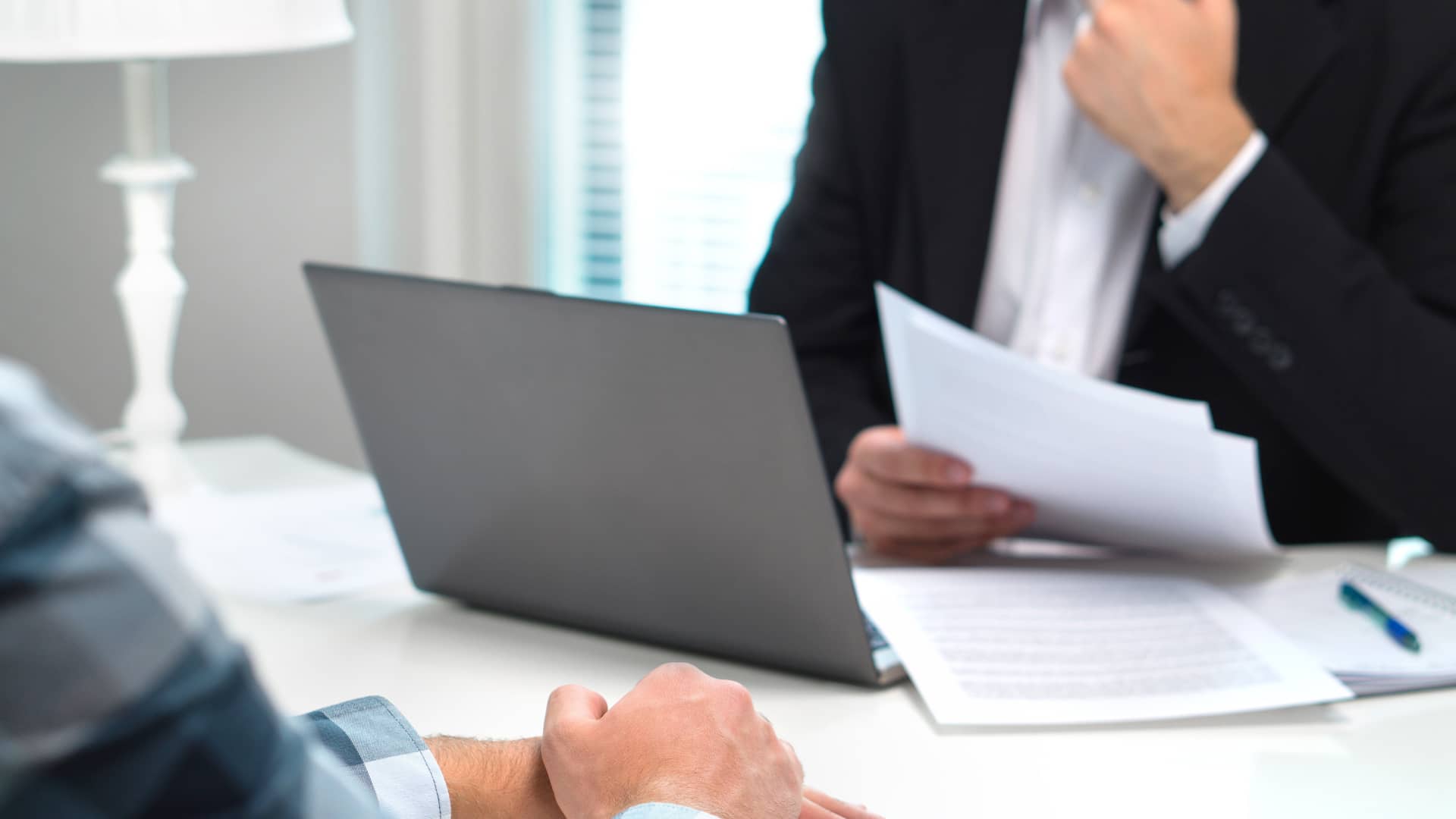 Notario repasa el contrato de la hipoteca con el cliente para redactar el acta notarial de la hipoteca Notario repasa el contrato de la hipoteca con el cliente para redactar el acta notarial de la hipoteca