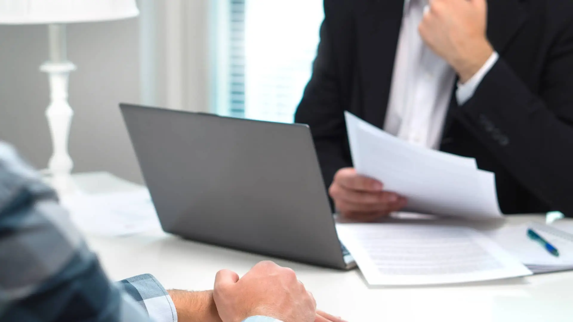 Notario repasa el contrato de la hipoteca con el cliente para redactar el acta notarial de la hipoteca Notario repasa el contrato de la hipoteca con el cliente para redactar el acta notarial de la hipoteca