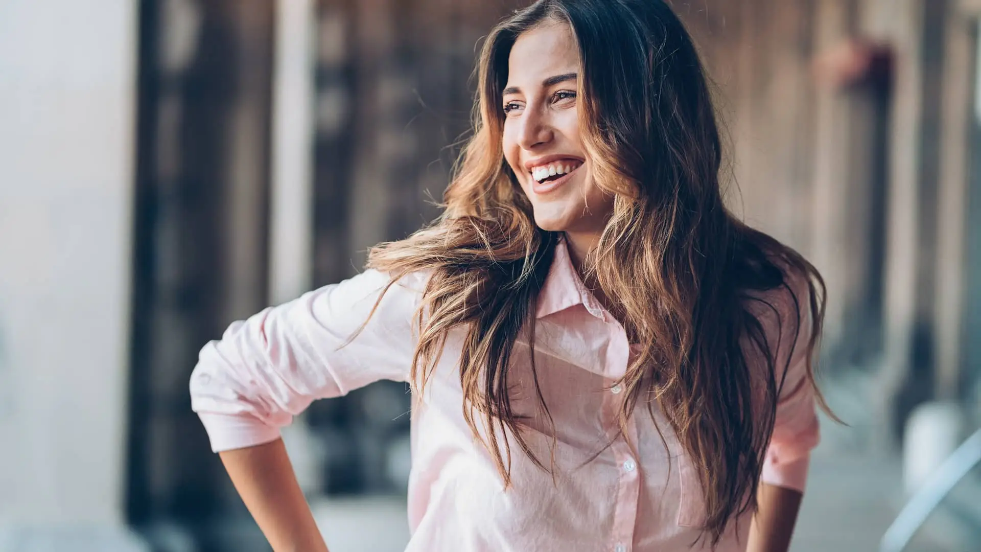 Mujer sonriente y feliz al amortizar su hipoteca Mujer sonriente y feliz al amortizar su hipoteca