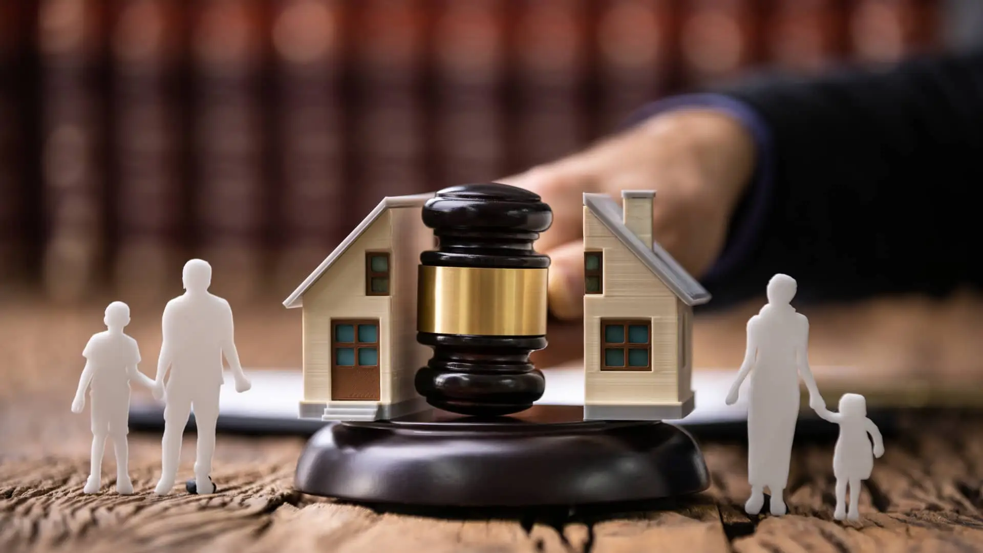 Un mazo separa el hogar familiar tras un divorcio, por lo que ahora deberan realizar un cambio de dos titulares a uno con la hipoteca de la casa Un mazo separa el hogar familiar tras un divorcio, por lo que ahora deberan realizar un cambio de dos titulares a uno con la hipoteca de la casa