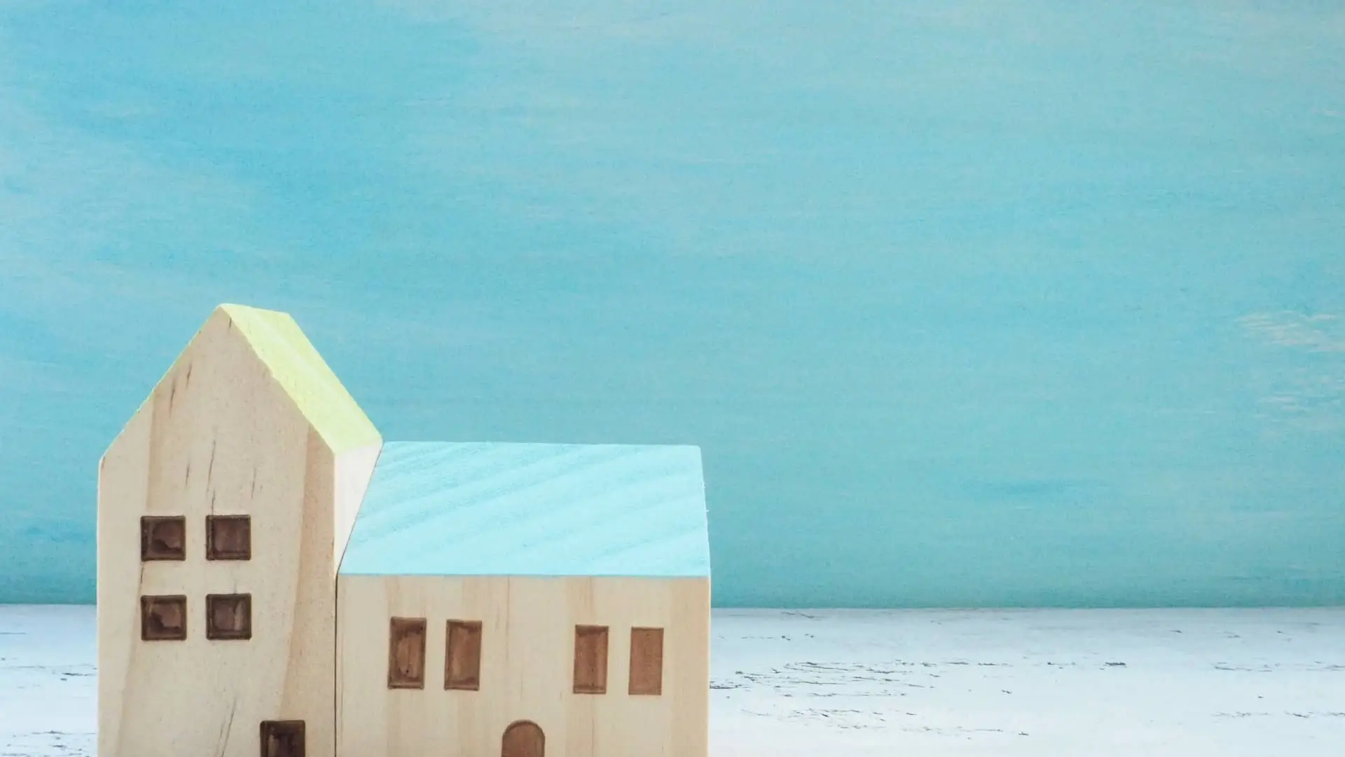 Casita azul de madera que representa la clausula suelo de abanca