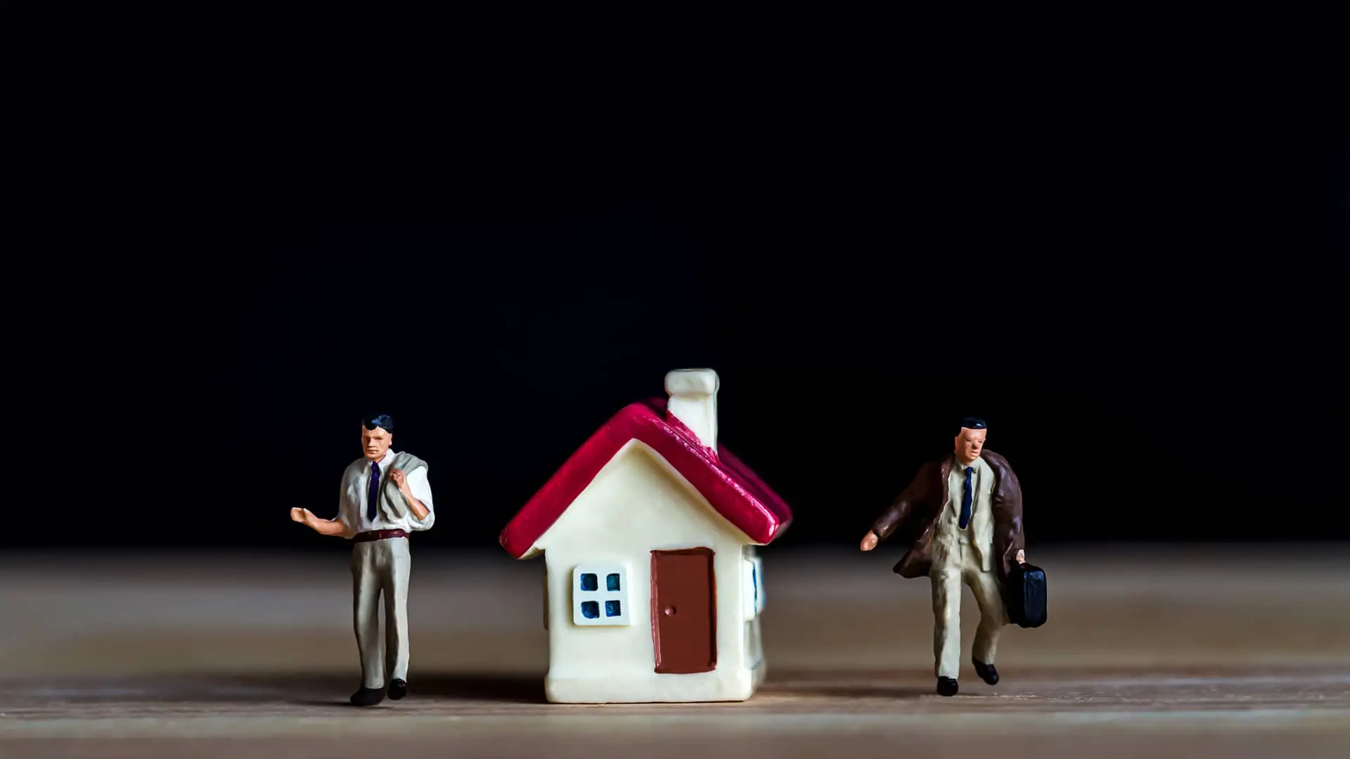 Pequeña casita con fondo oscuro con dos hombres que piden la clausula suelo con bbva Pequeña casita con fondo oscuro con dos hombres que piden la clausula suelo con bbva