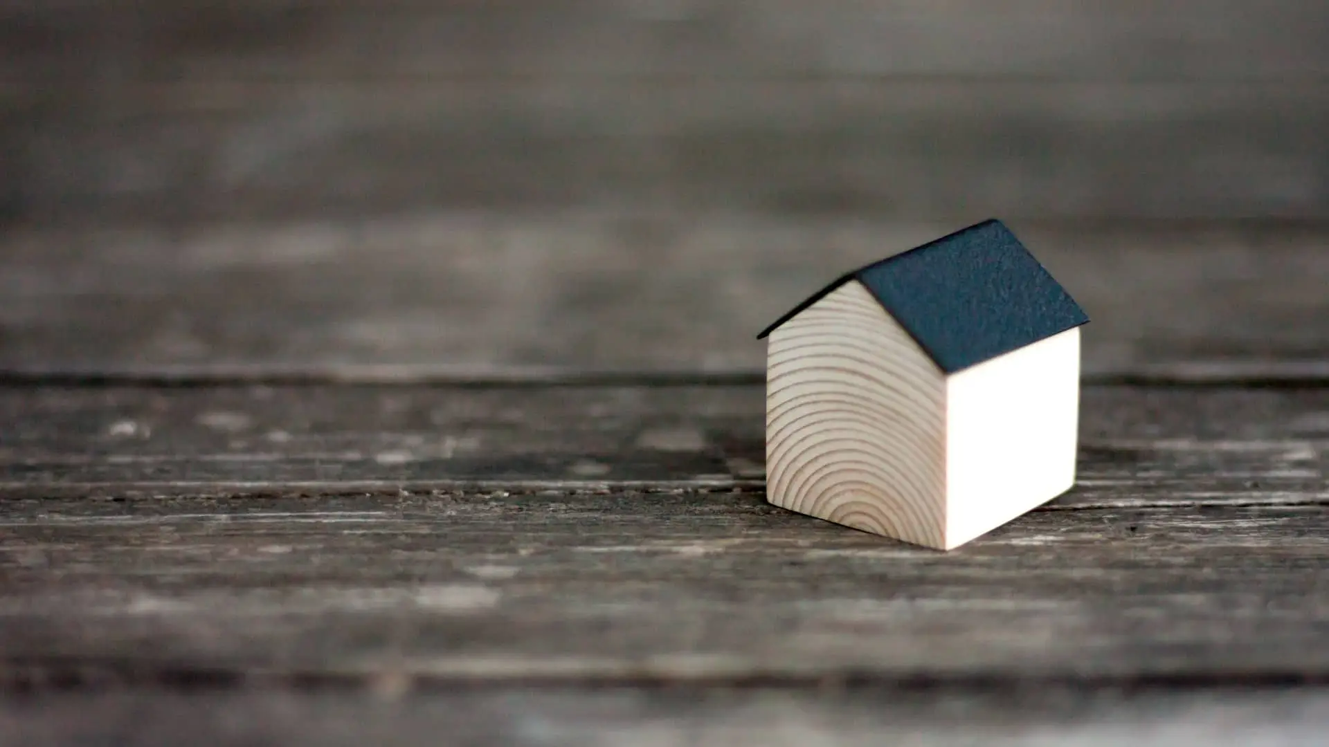 Casita de madera con el techo negro que representa un hogar con clausula suelo de caixabank Casita de madera con el techo negro que representa un hogar con clausula suelo de caixabank