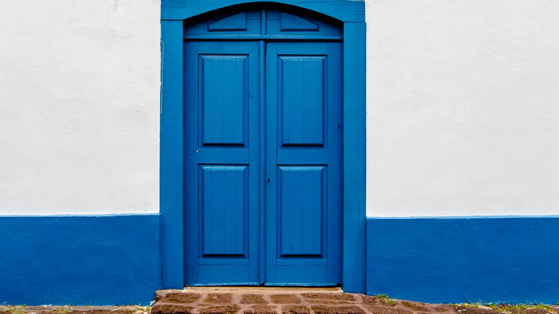 Puerta de una casa azul que tiene la clausula suelo con ibercaja Puerta de una casa azul que tiene la clausula suelo con ibercaja