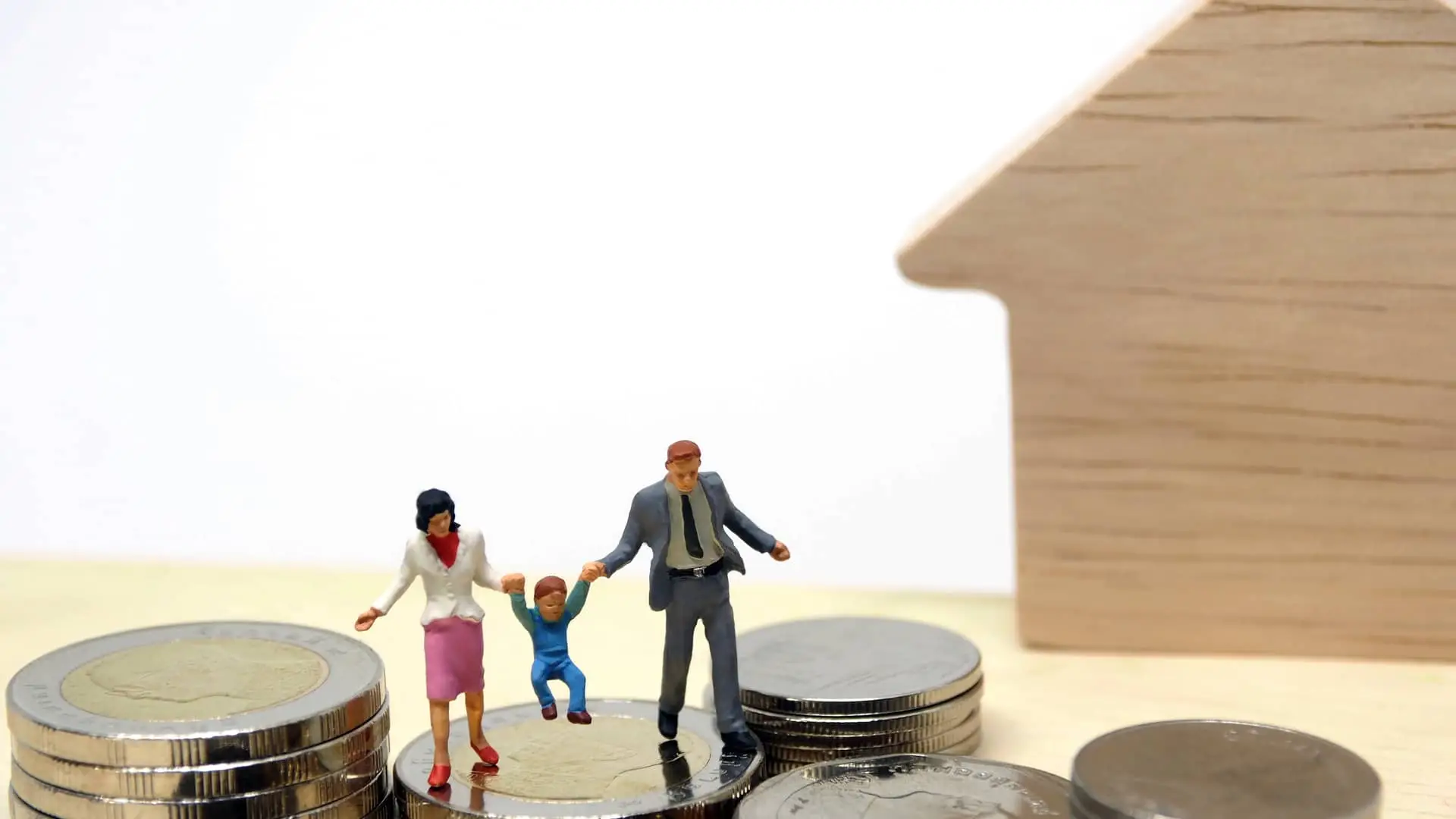 Familia de muñecos encima de montañas de dinero que han obtenido al reclamar su clausula suelo con kutxabank Familia de muñecos encima de montañas de dinero que han obtenido al reclamar su clausula suelo con kutxabank