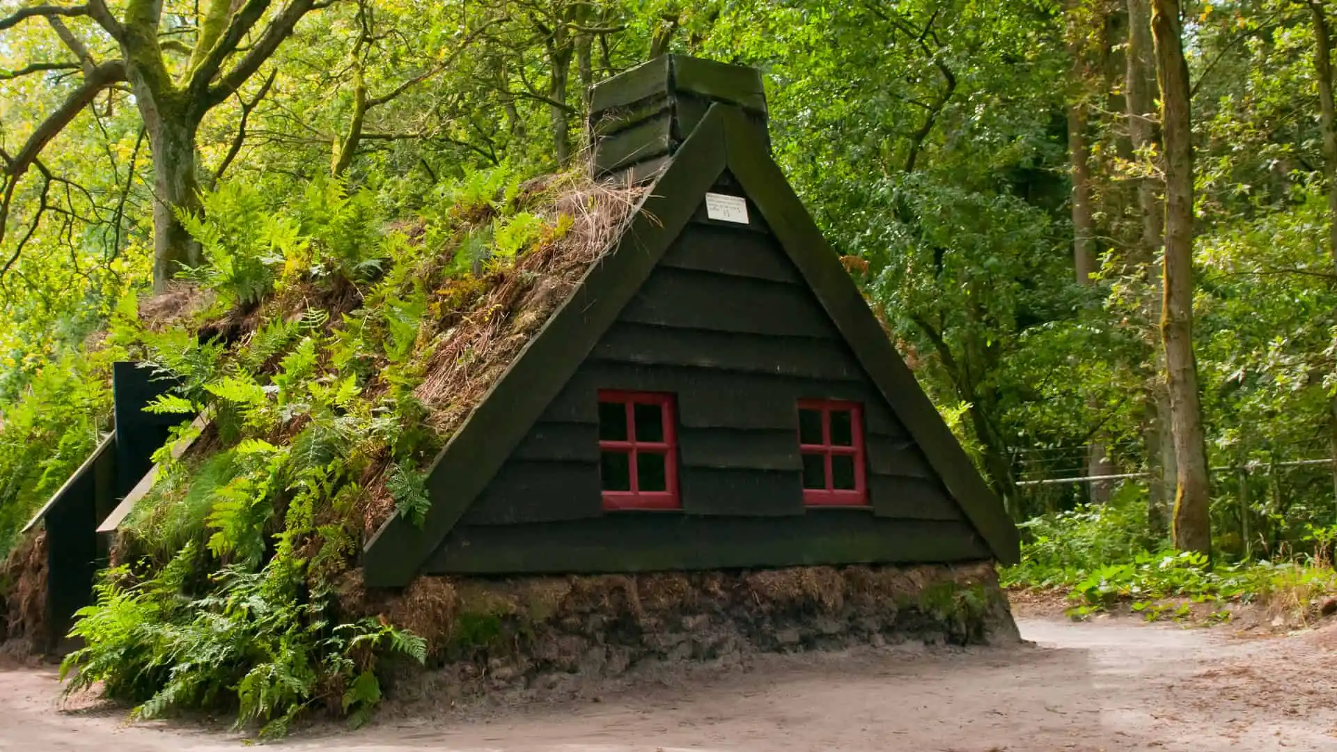 Pequeña casa con vegetacion de la que han pedido clausula suelo a unicaja Pequeña casa con vegetacion de la que han pedido clausula suelo a unicaja