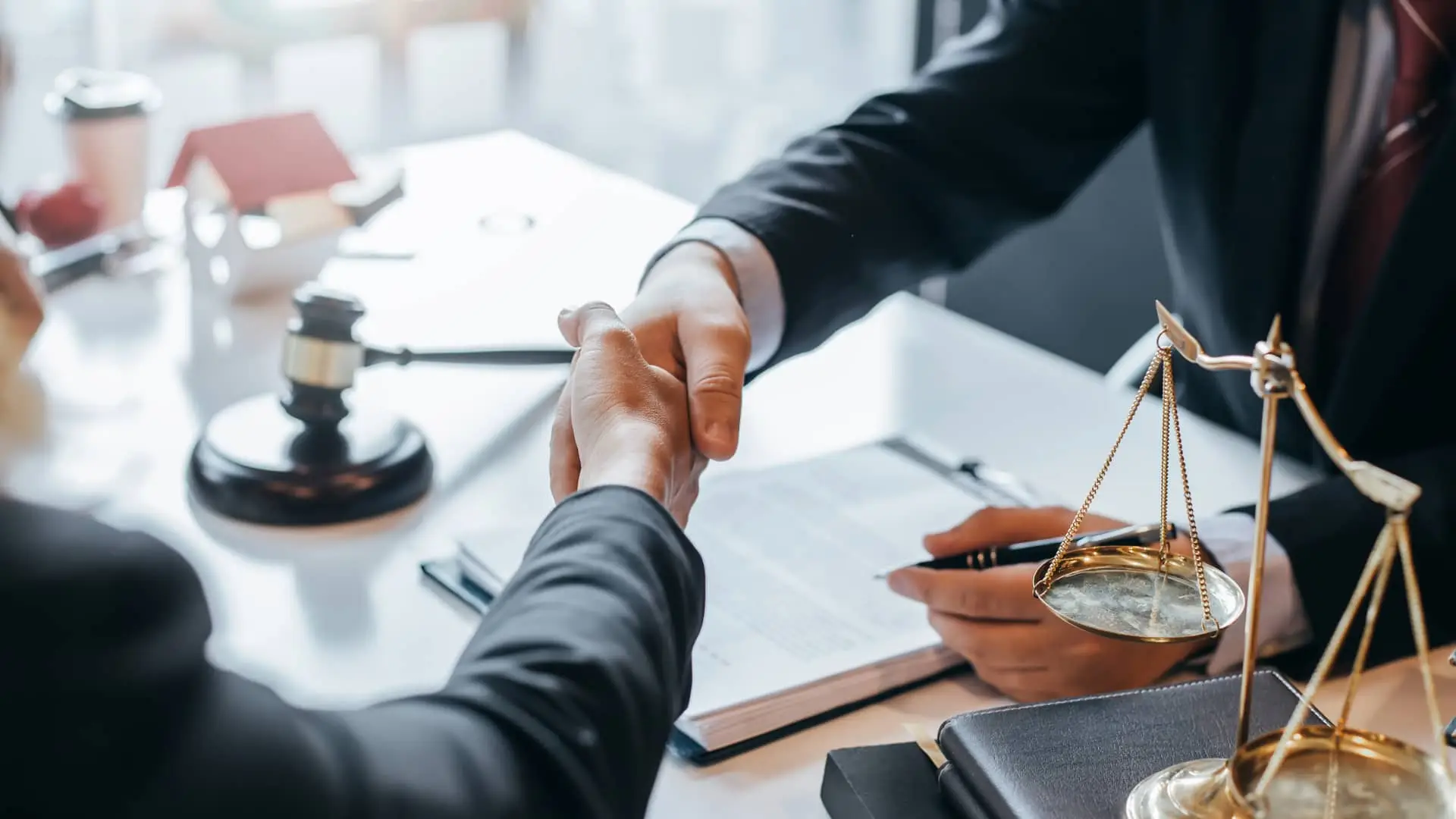 Abogado da la mano a su cliente tras ayudarle a luchar contra las cláusulas abusivas de su hipoteca