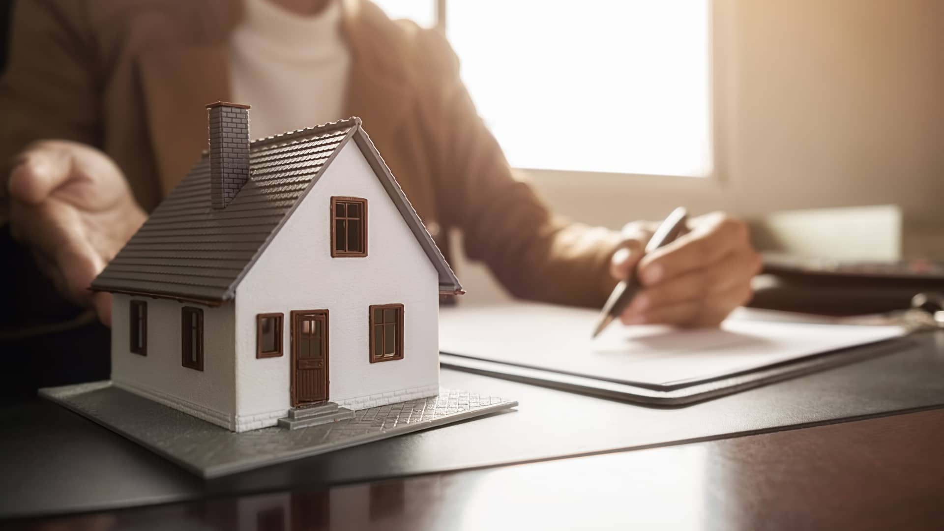 Persona muestra una maqueta de la futura casa que va a conseguir con su hipoteca que ha conseguido por no rebasar la edad máxima para solicitarla Persona muestra una maqueta de la futura casa que va a conseguir con su hipoteca que ha conseguido por no rebasar la edad máxima para solicitarla